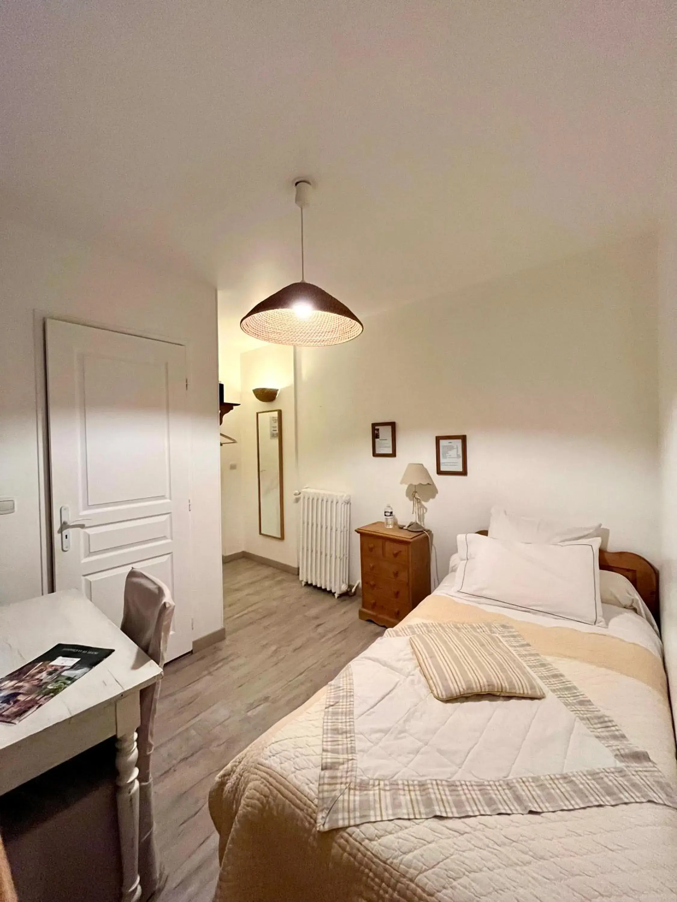 Small Single Room - single occupancy in Logis Hôtel De La Chapelle Small Single Room - single occupancy in Logis Hôtel De La Chapelle