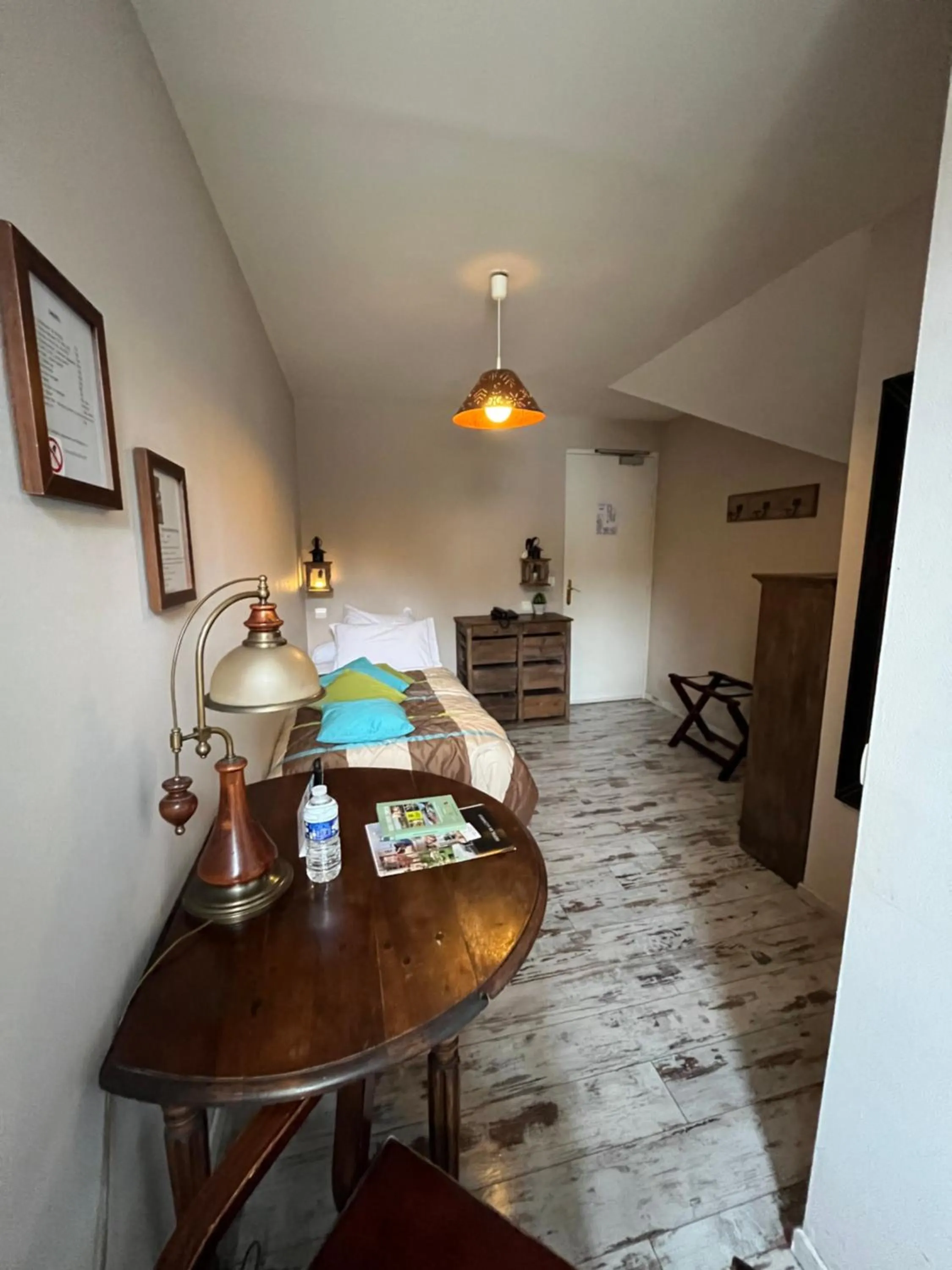 Bed in Logis Hôtel De La Chapelle