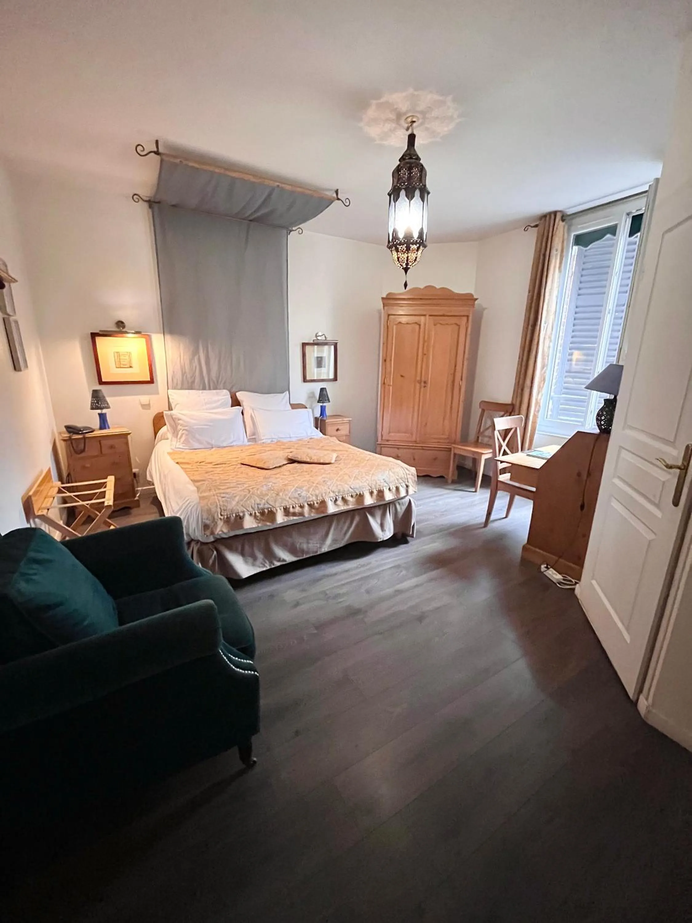 Bedroom in Logis Hôtel De La Chapelle