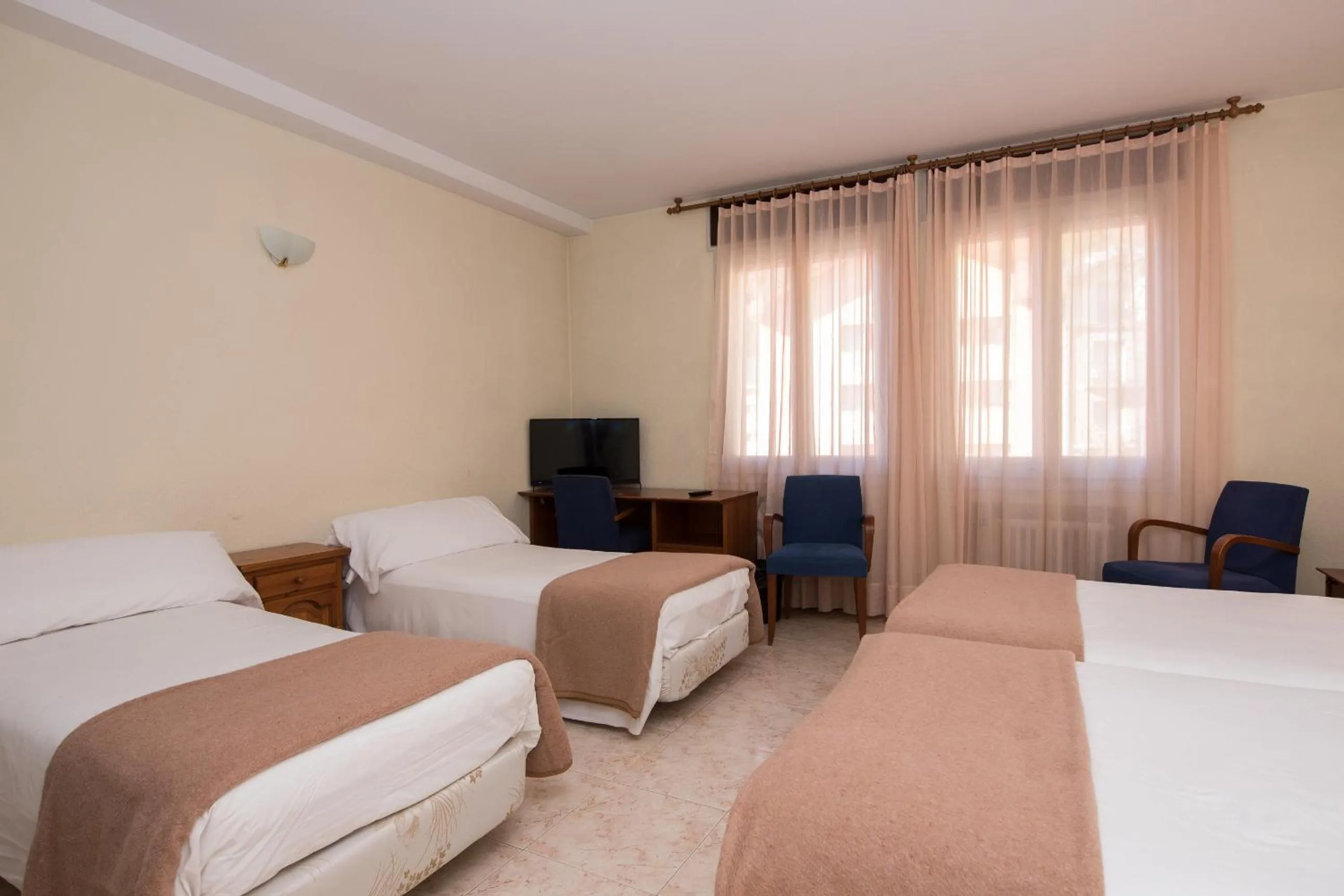 Photo of the whole room, Bed in Evenia Oros