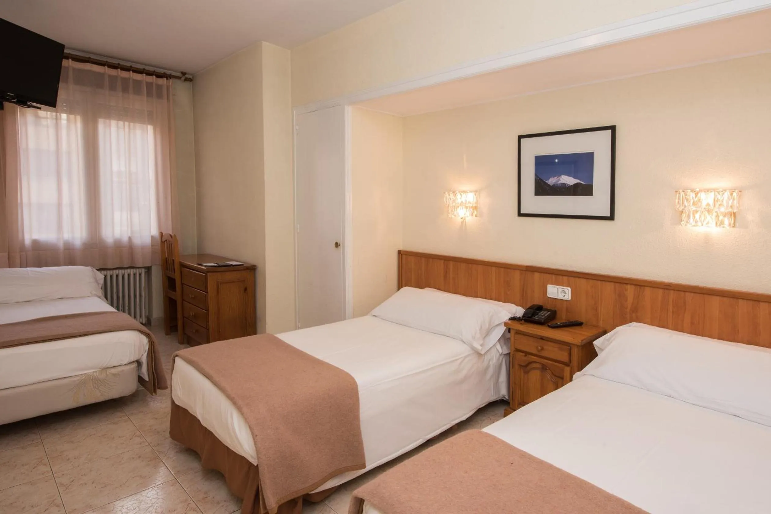 Photo of the whole room, Bed in Evenia Oros