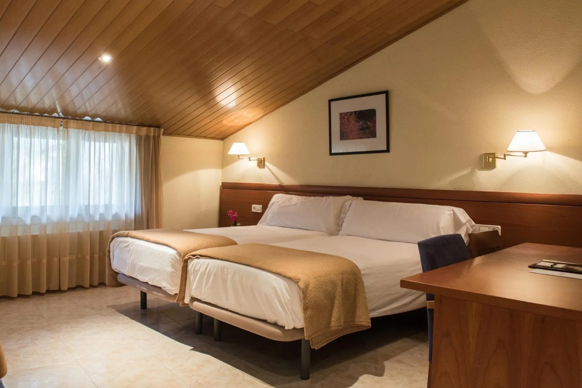 Photo of the whole room, Bed in Evenia Oros