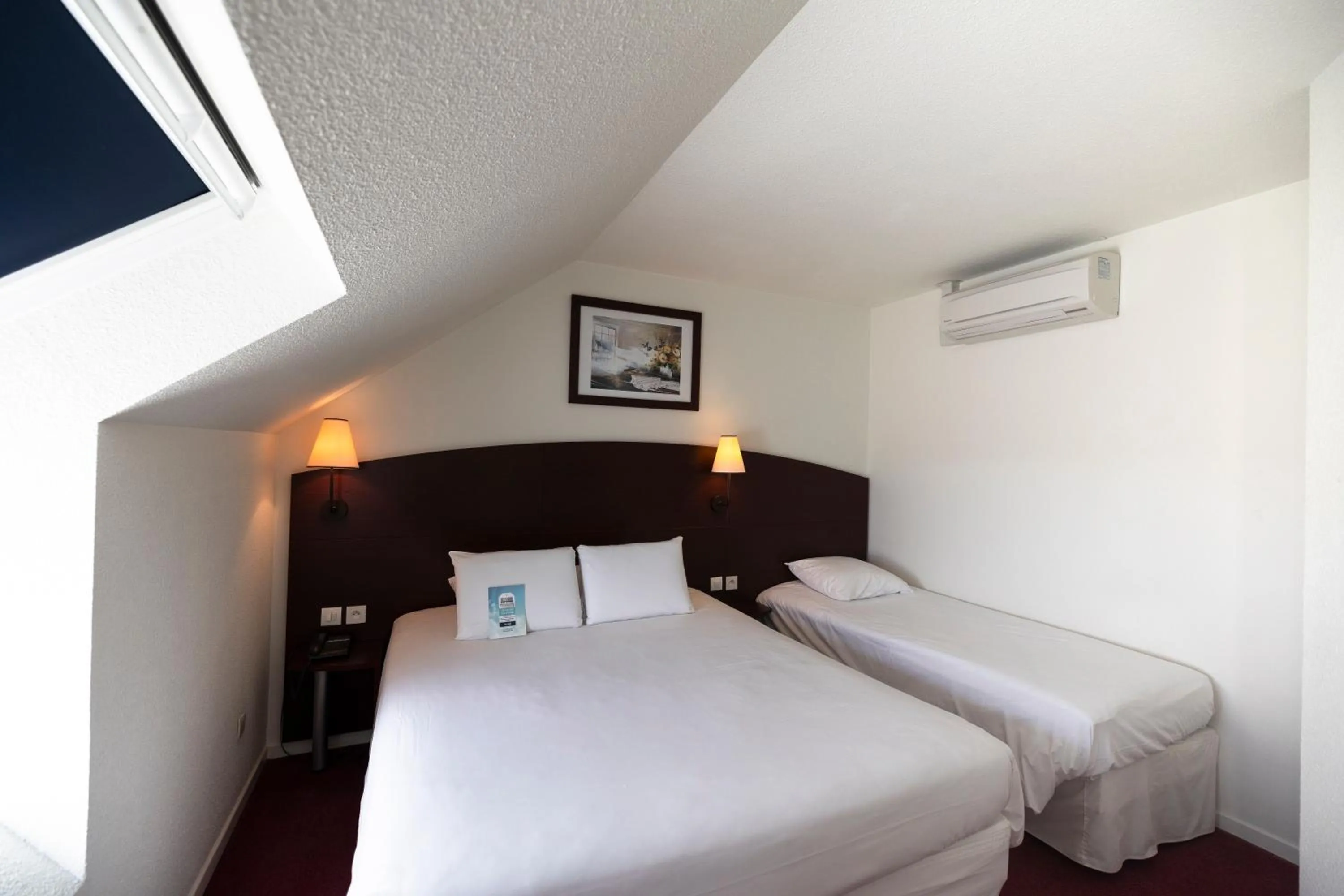 Bedroom, Bed in Kyriad Chateauroux