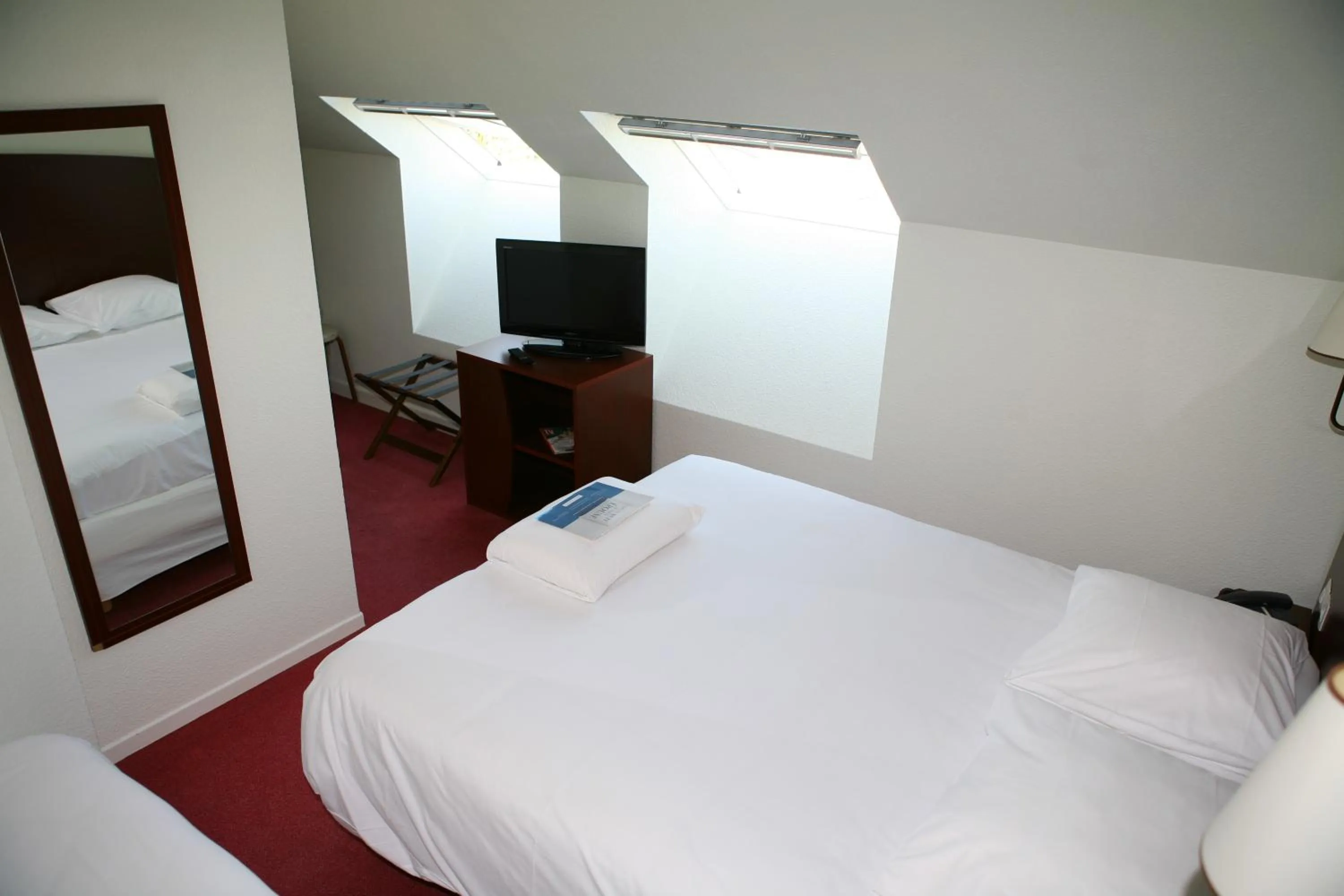 Bedroom, Bed in Kyriad Chateauroux