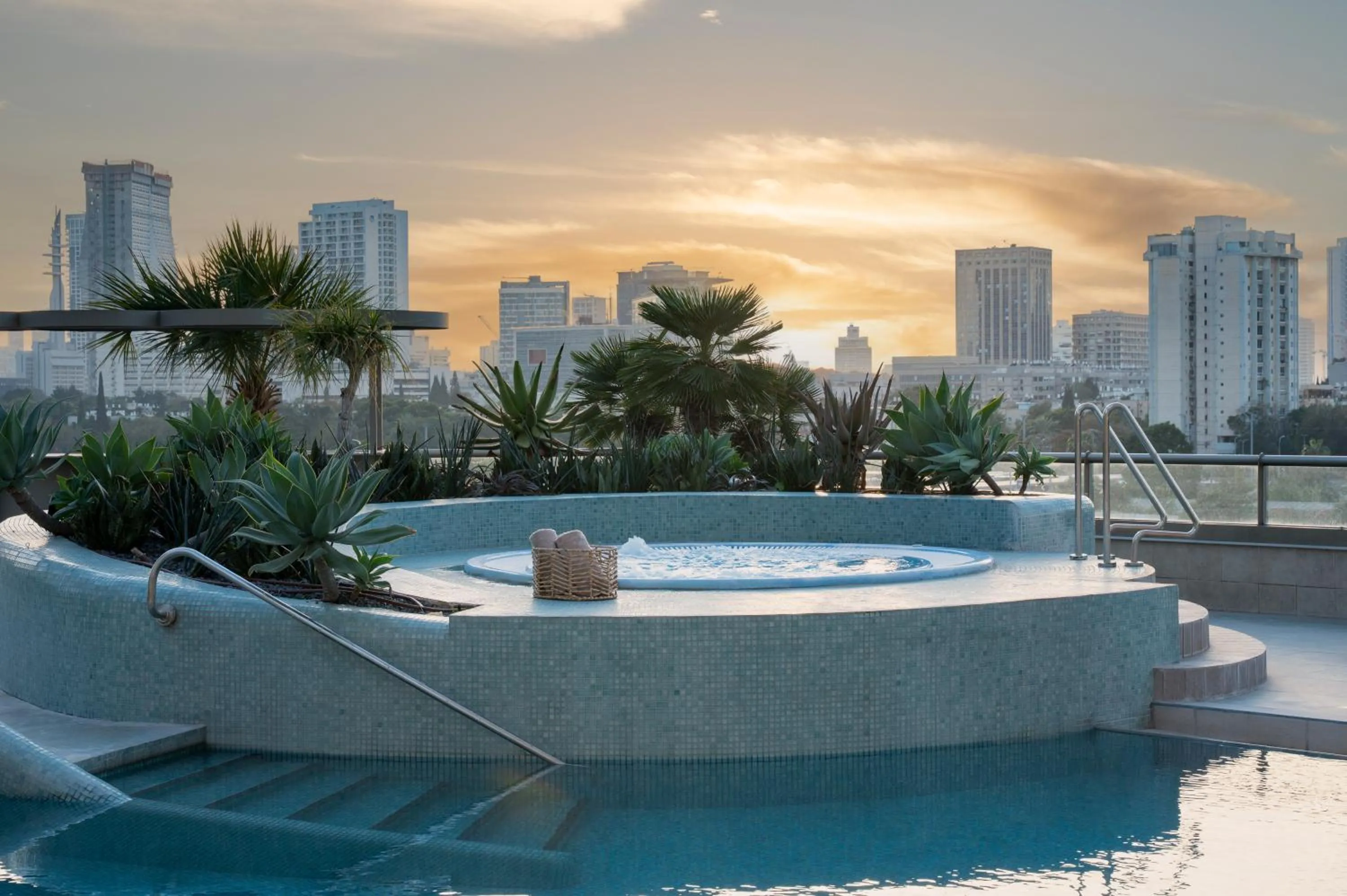 Swimming pool in Leonardo Plaza City Tower Tel Aviv
