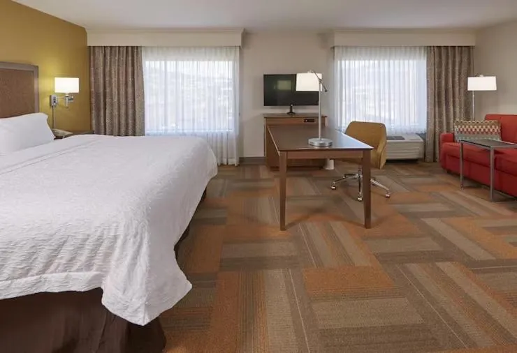 Bed in Hampton Inn & Suites Hood River