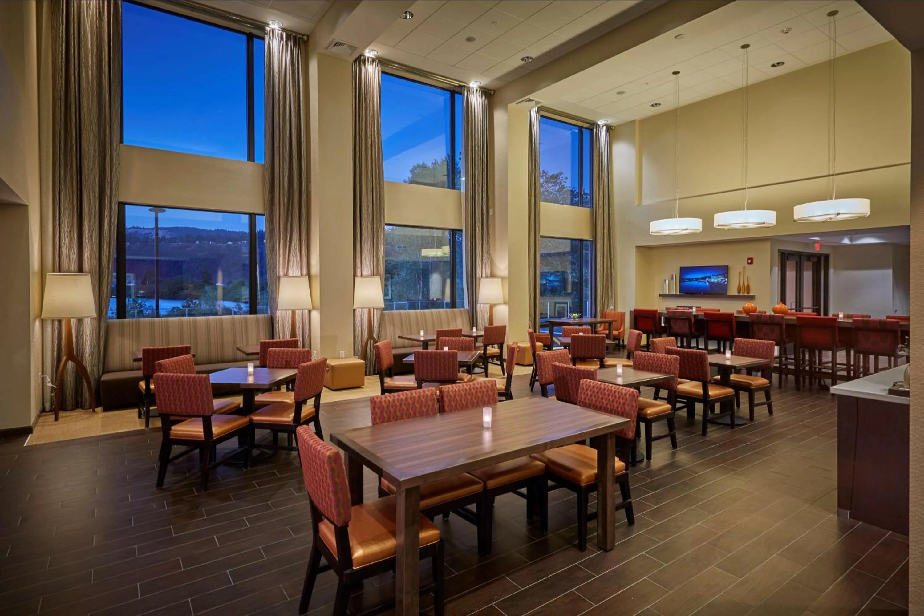 Dining area in Hampton Inn & Suites Hood River