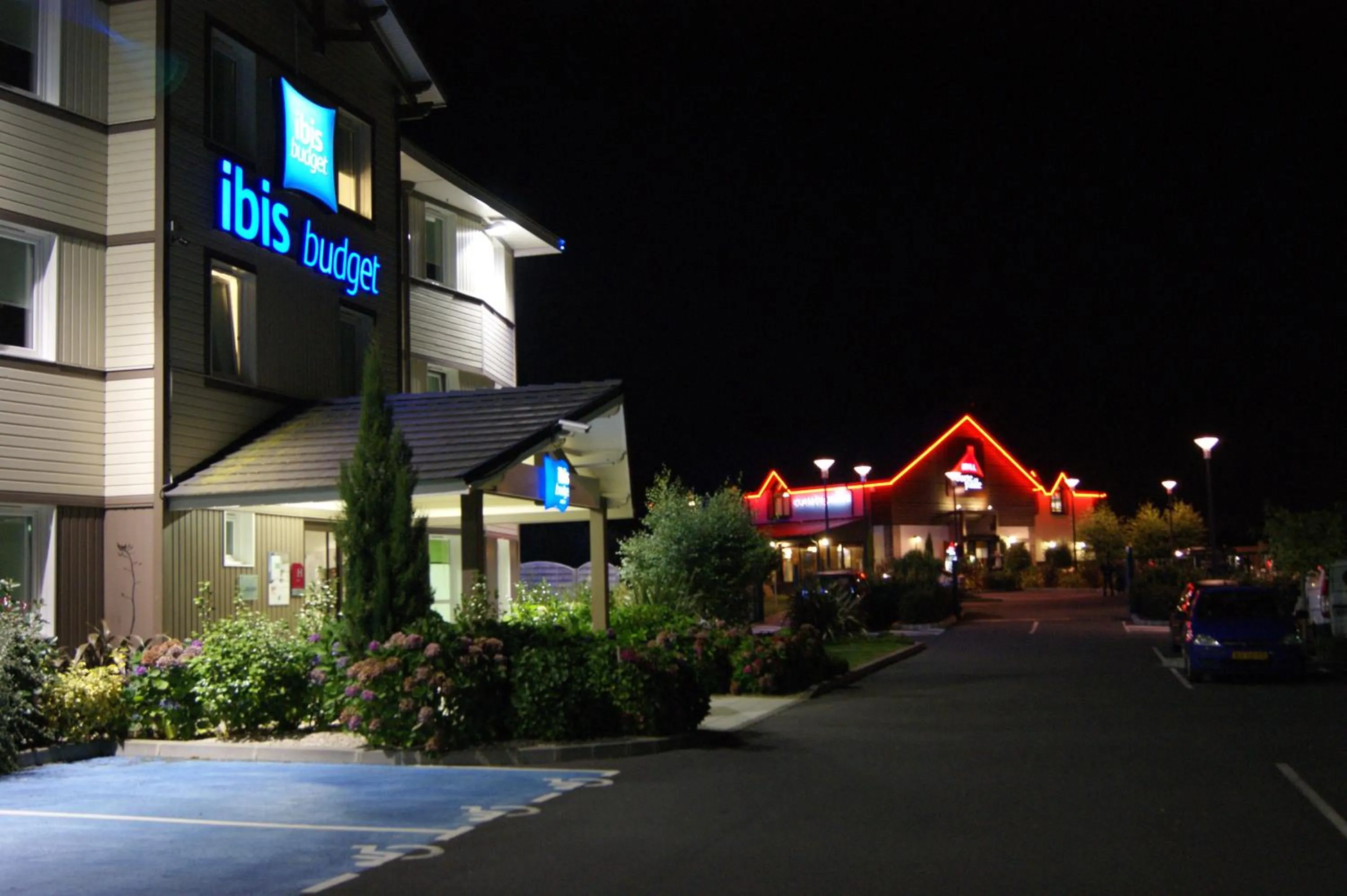 Facade/entrance in Ibis Budget Bayeux