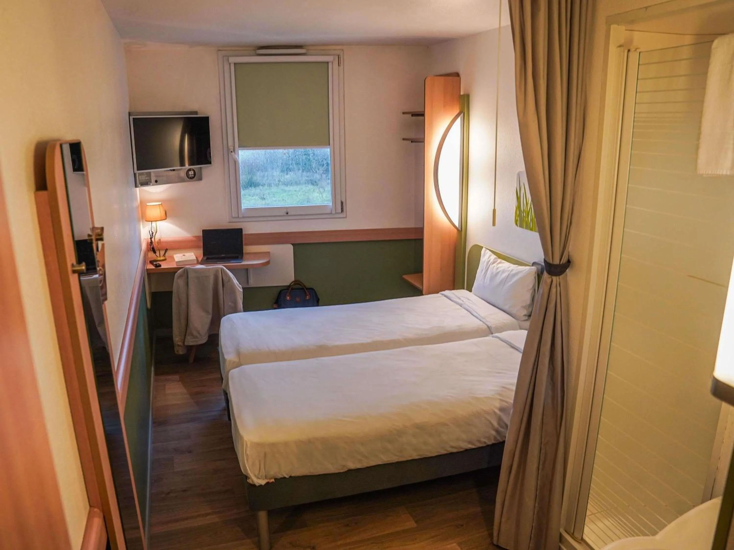 Bedroom, Bed in Ibis Budget Bayeux