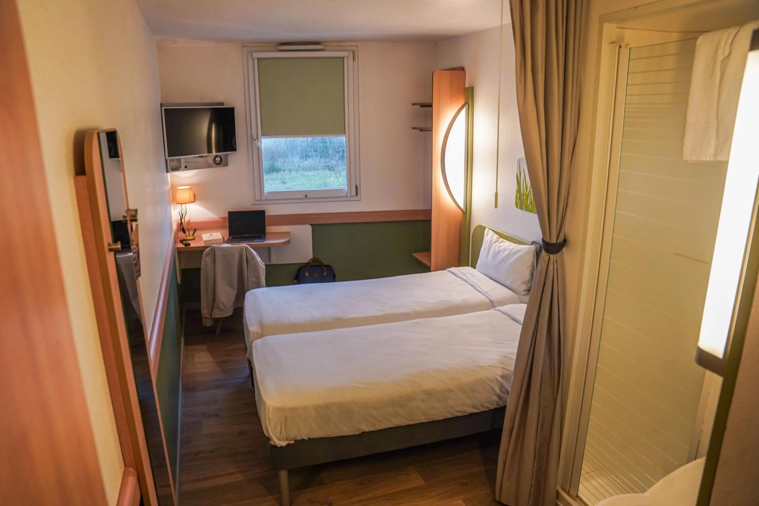 Photo of the whole room, Bed in Ibis Budget Bayeux