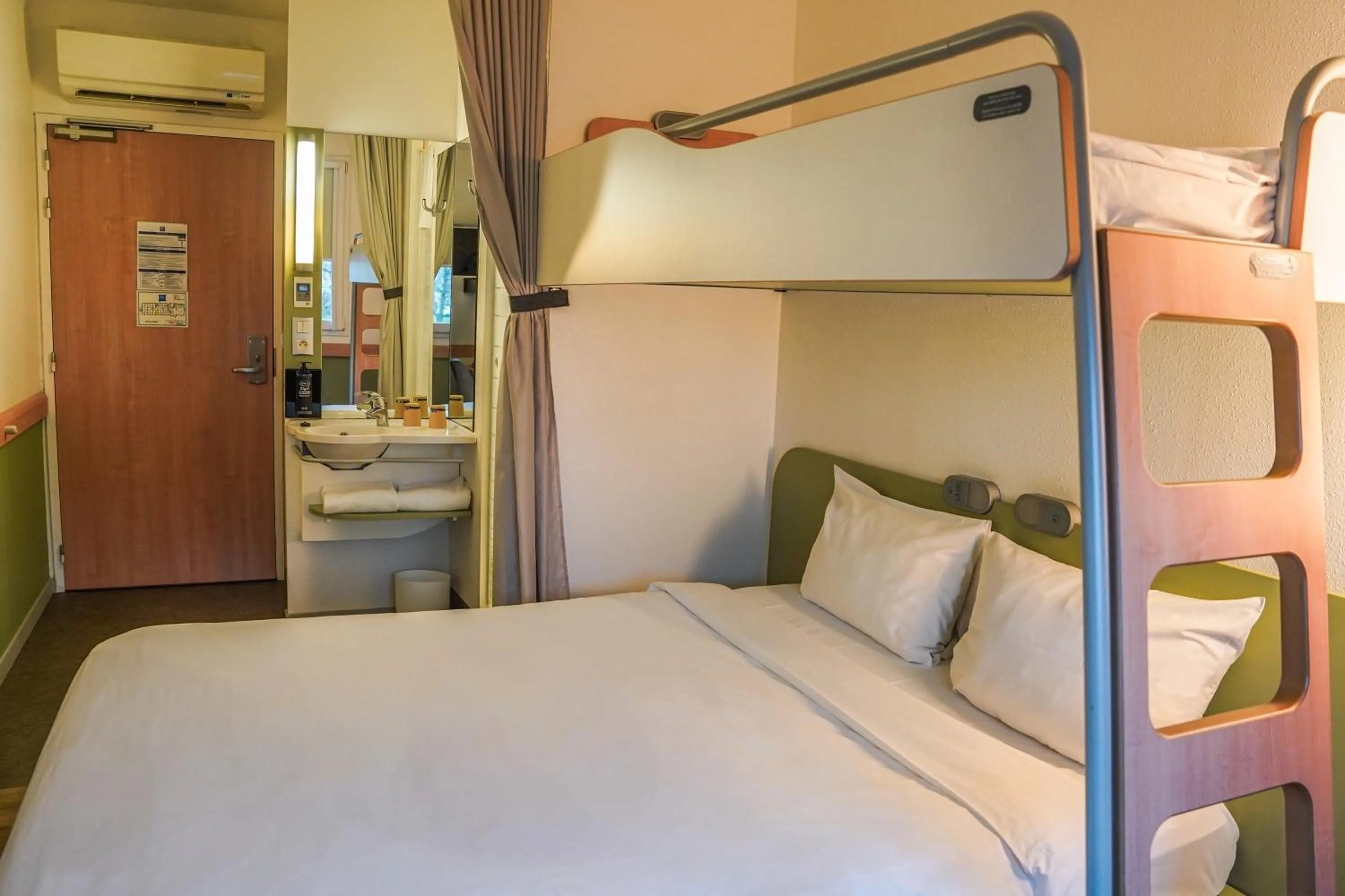 Bedroom, Bed in Ibis Budget Bayeux