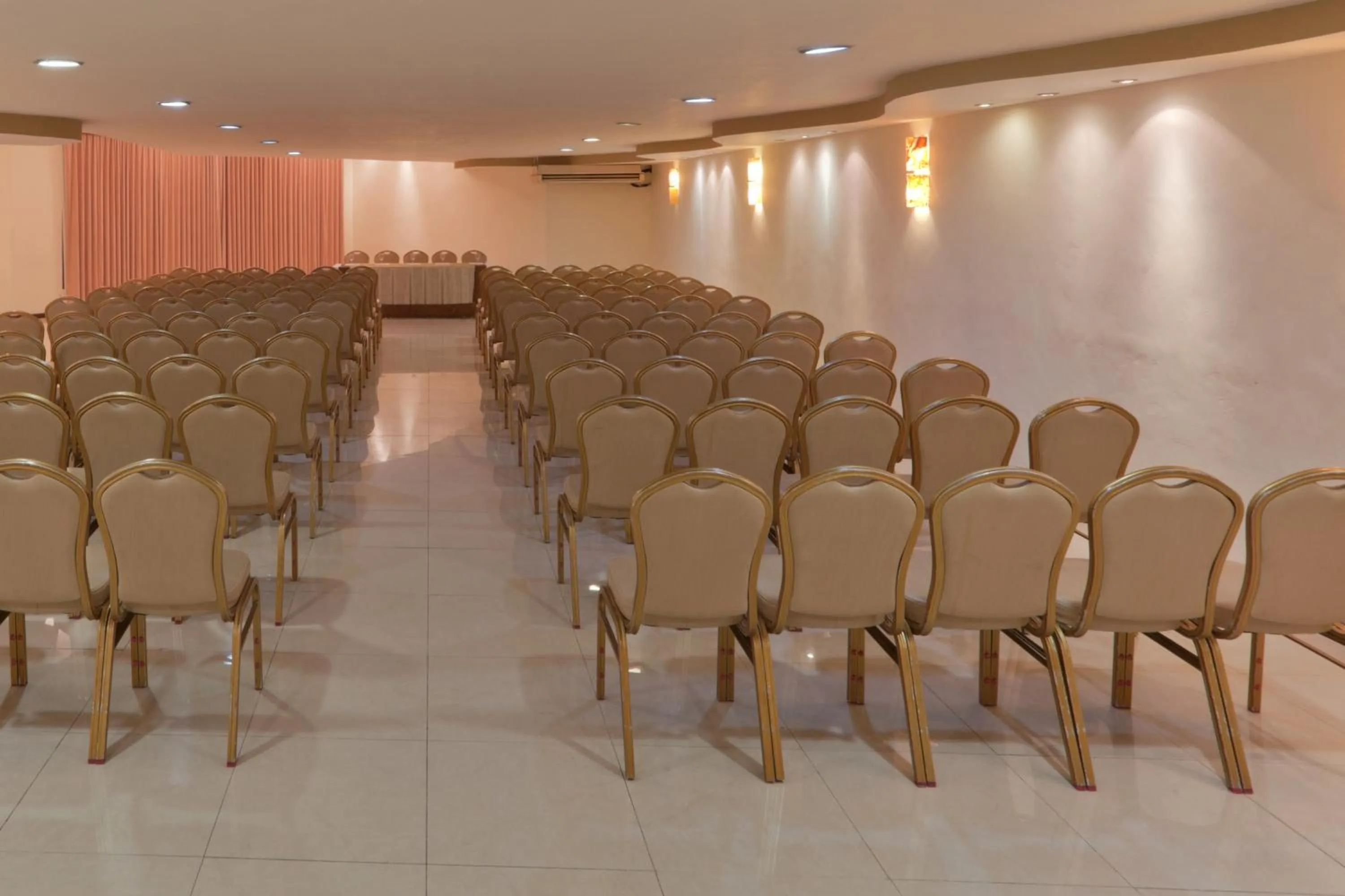 Business facilities in Continental Caribe Bay