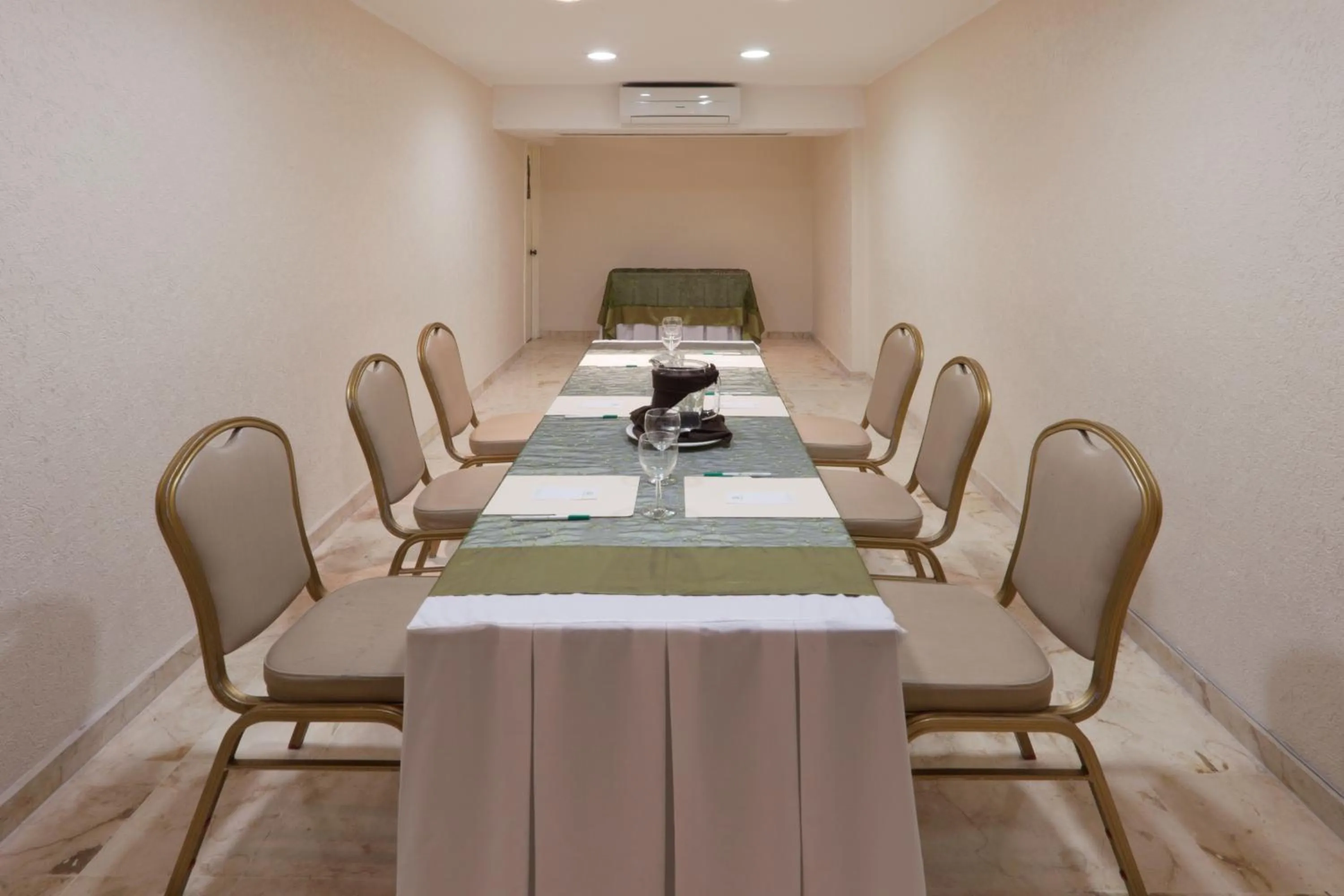 Business facilities in Continental Caribe Bay