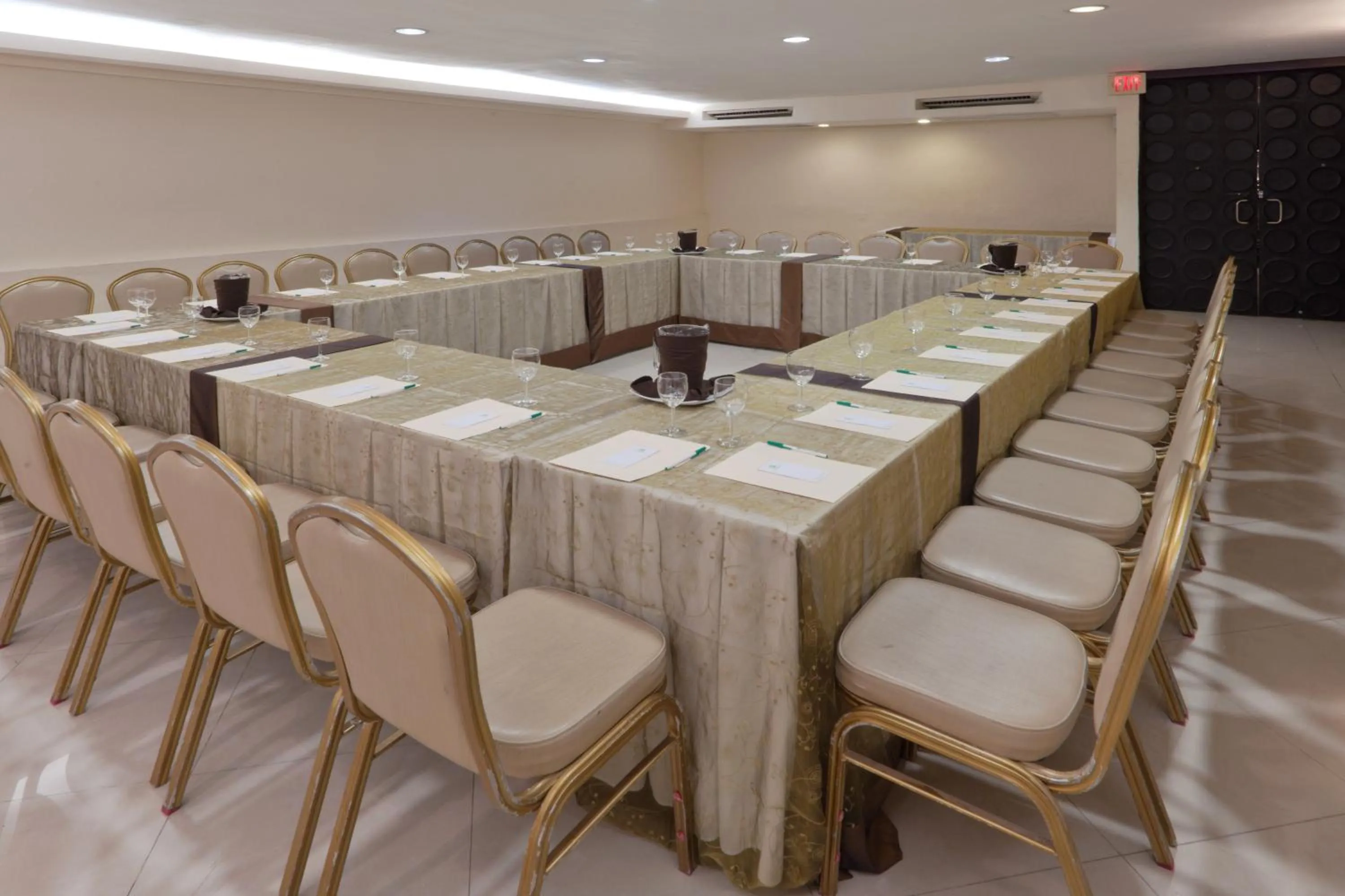 Business facilities in Continental Caribe Bay