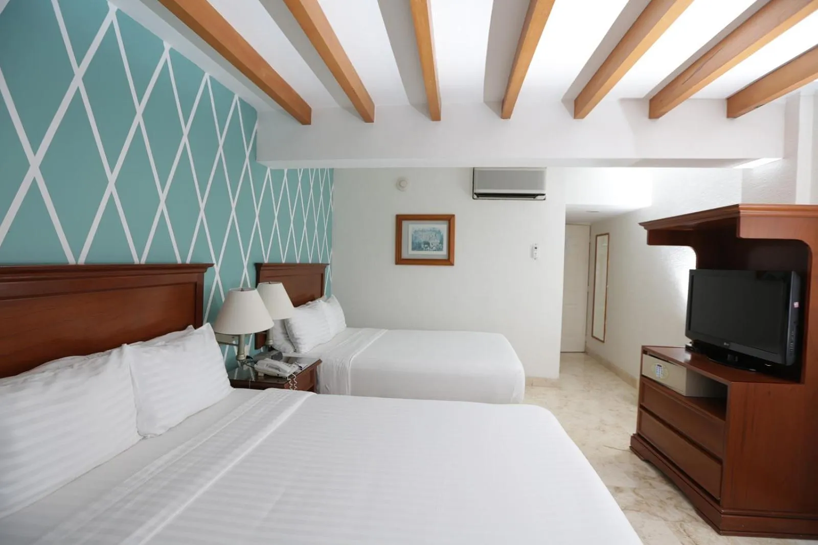 Photo of the whole room in Continental Caribe Bay