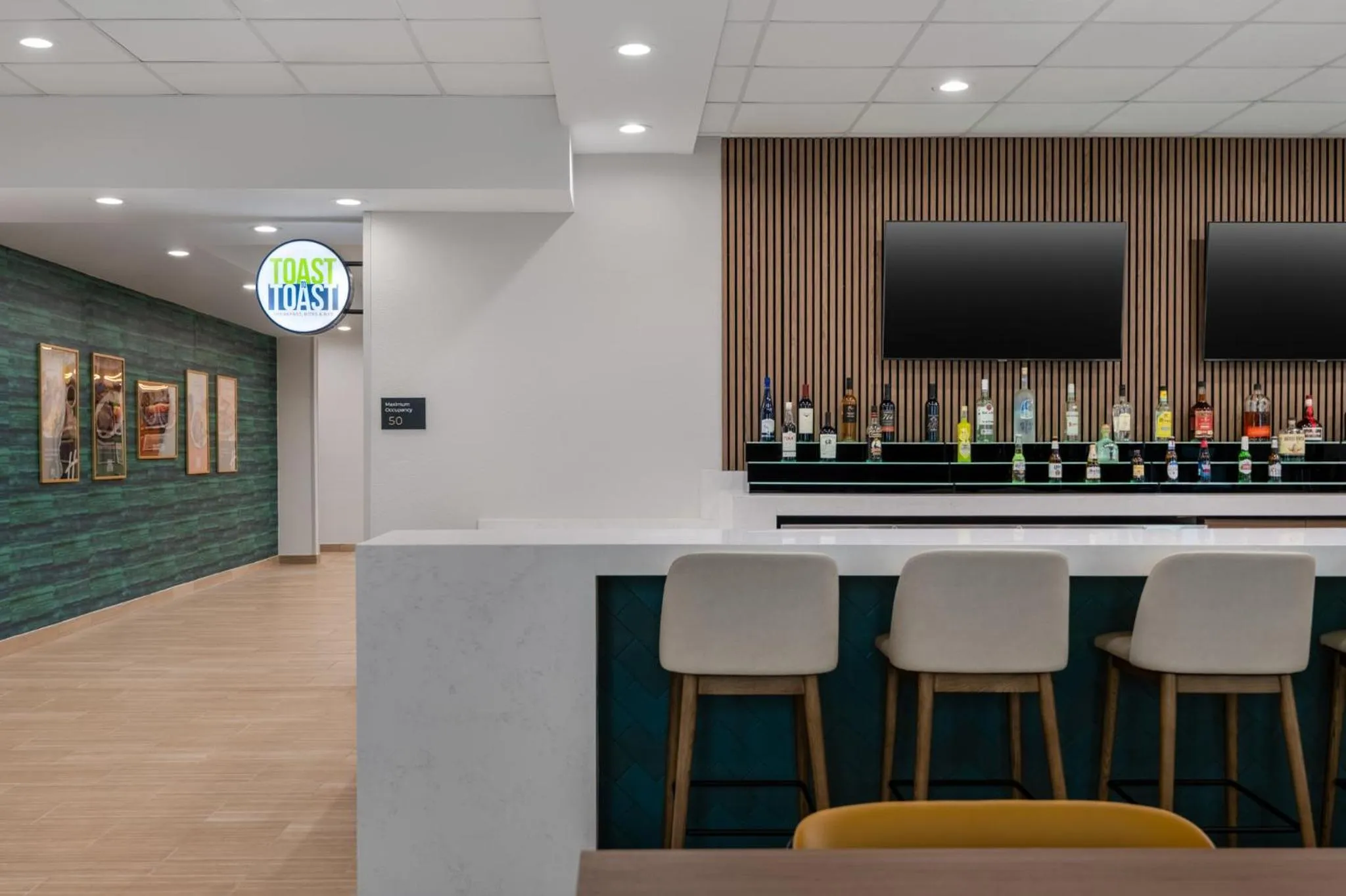 Lounge or bar in Holiday Inn Galveston Island by IHG