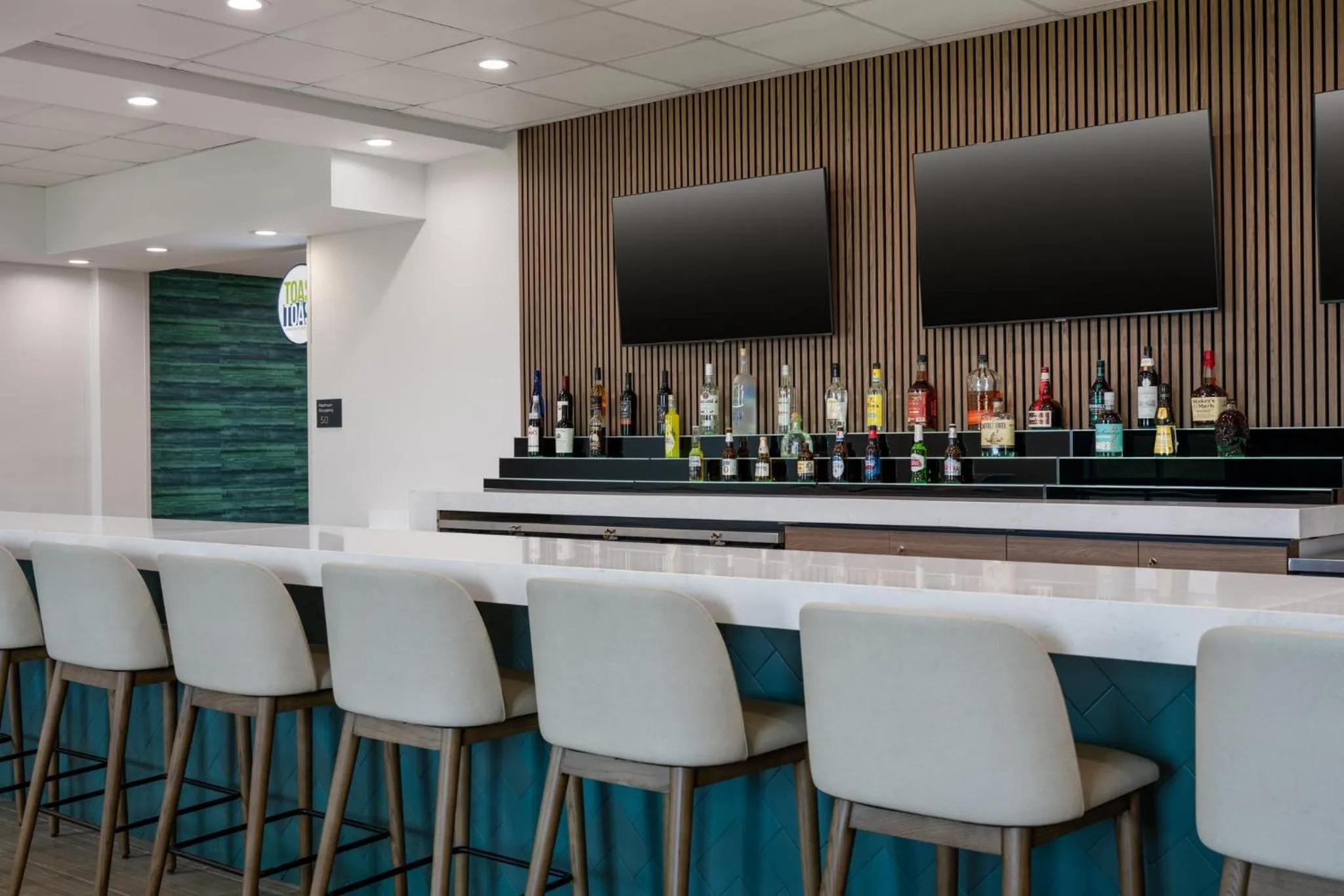 Lounge or bar in Holiday Inn Galveston Island by IHG