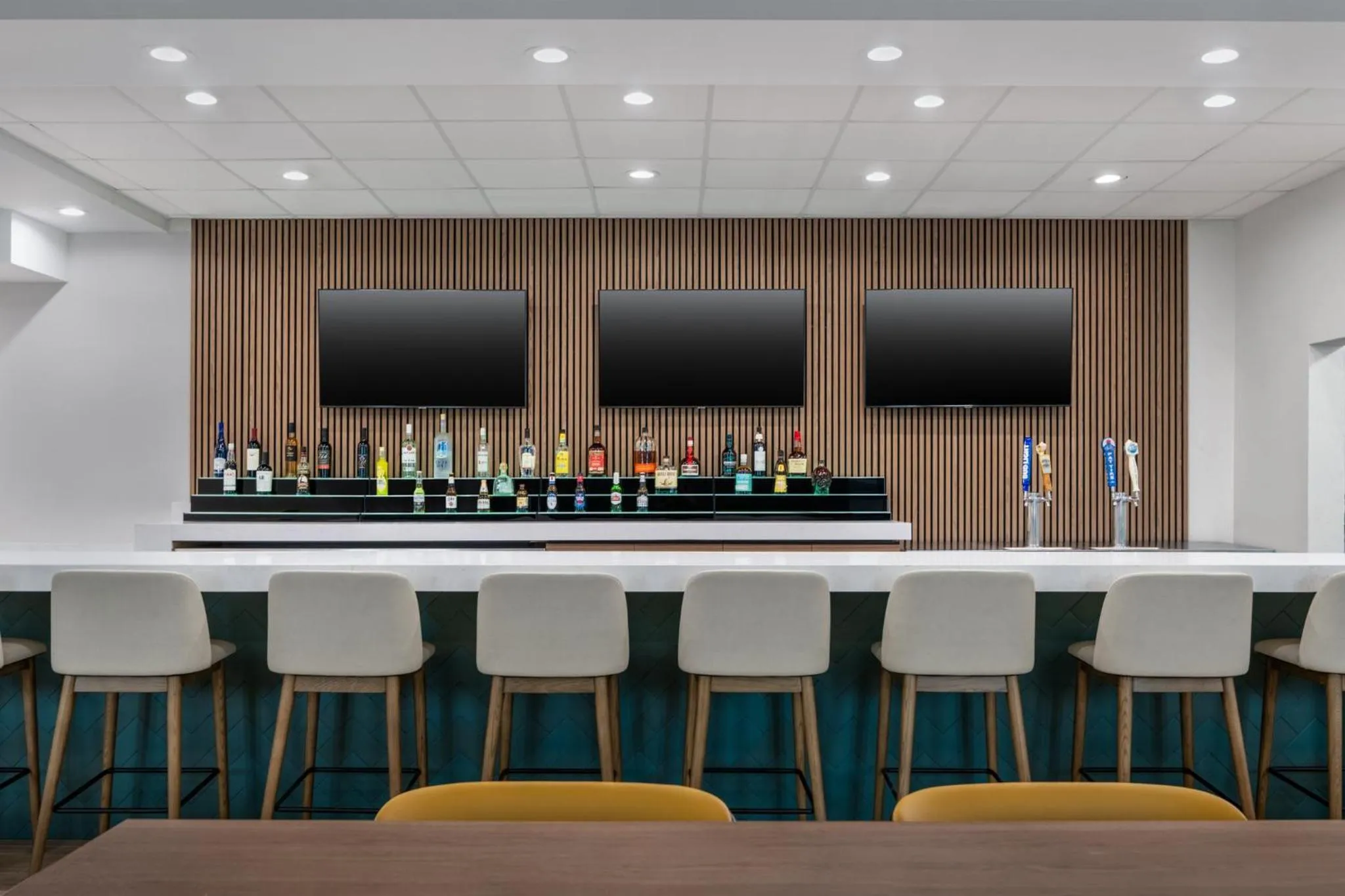 Lounge or bar in Holiday Inn Galveston Island by IHG