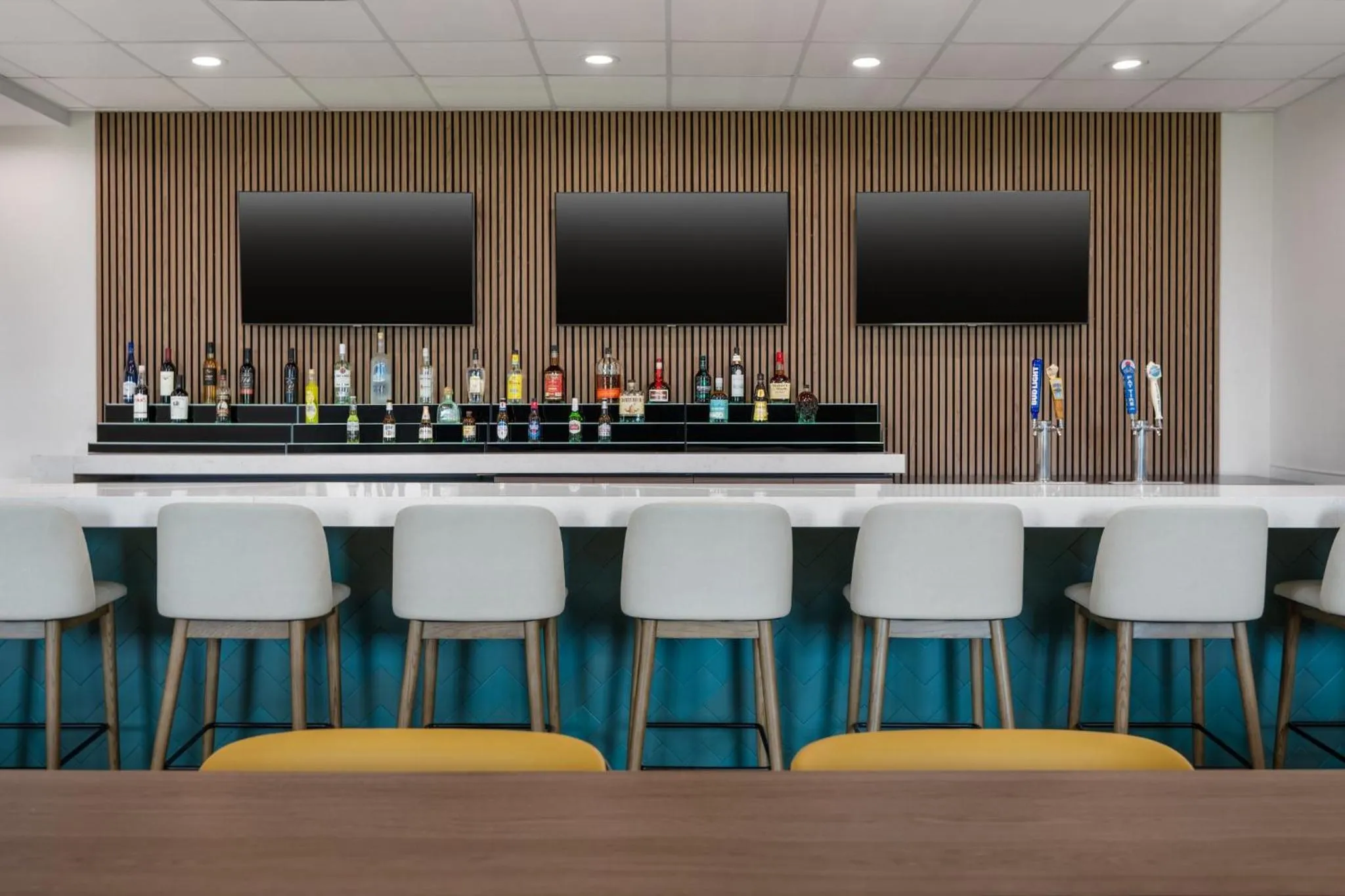 Lounge or bar in Holiday Inn Galveston Island by IHG