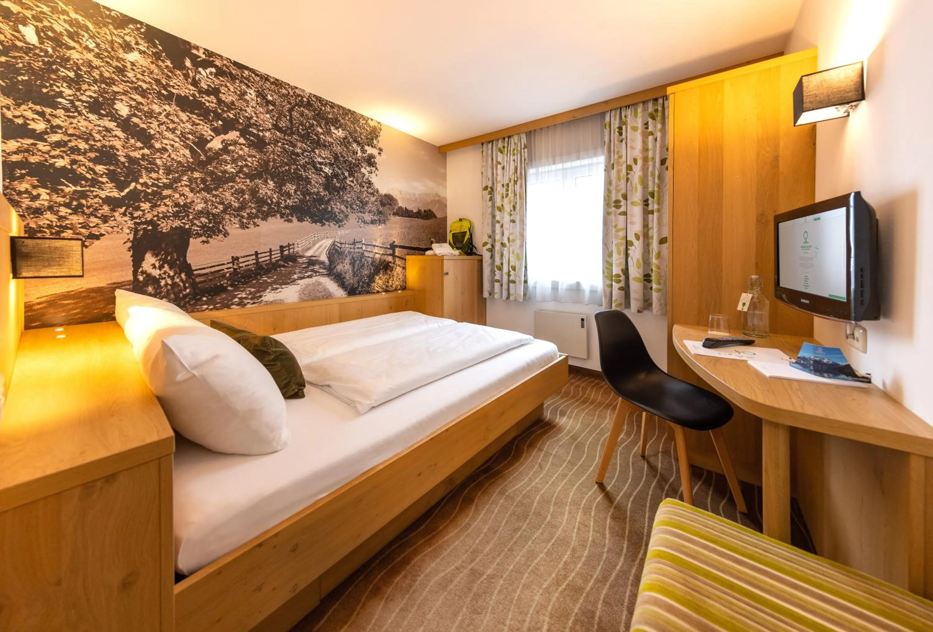 Bedroom, Bed in Hotel Grüner Baum