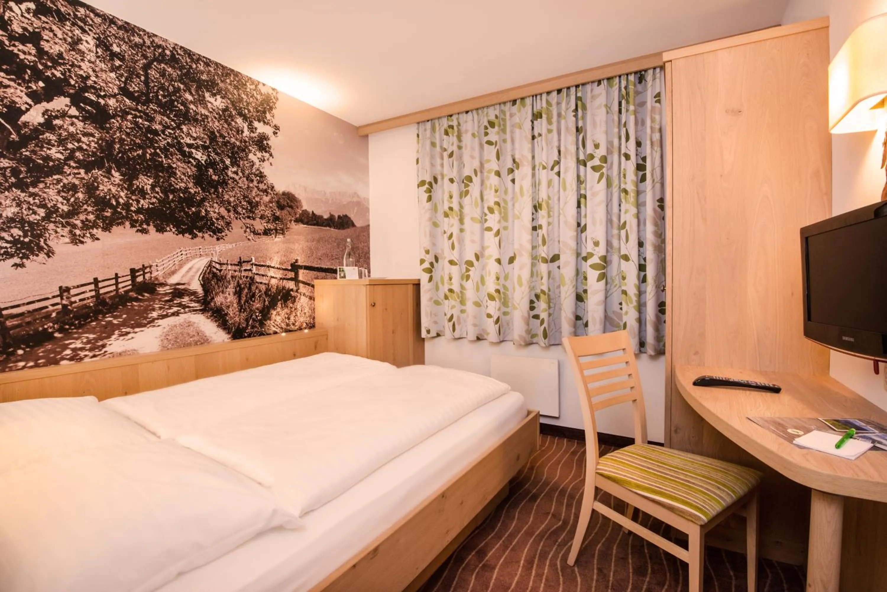 Bedroom, Bed in Hotel Grüner Baum