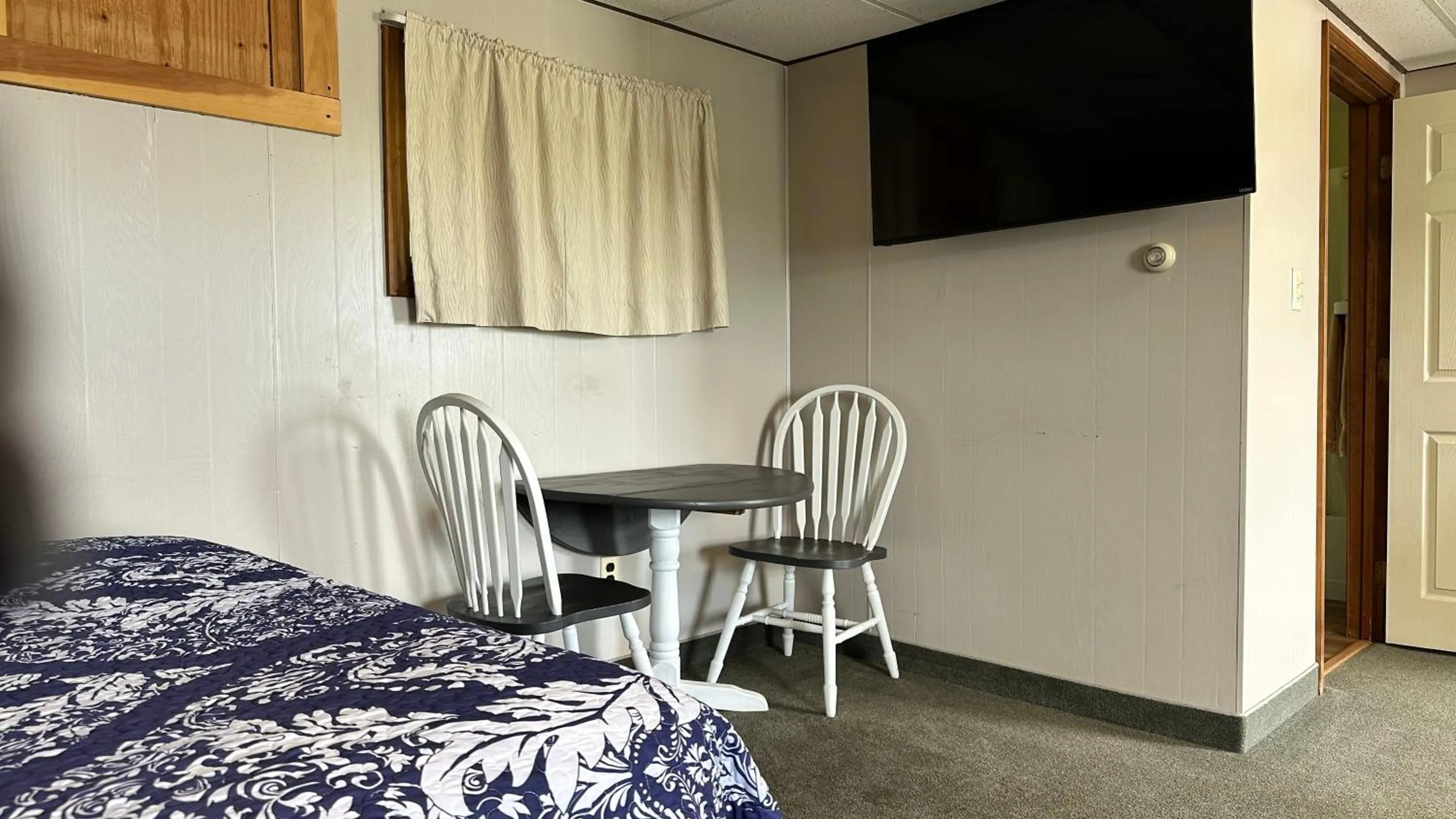 Bed in Mount Blue Motel