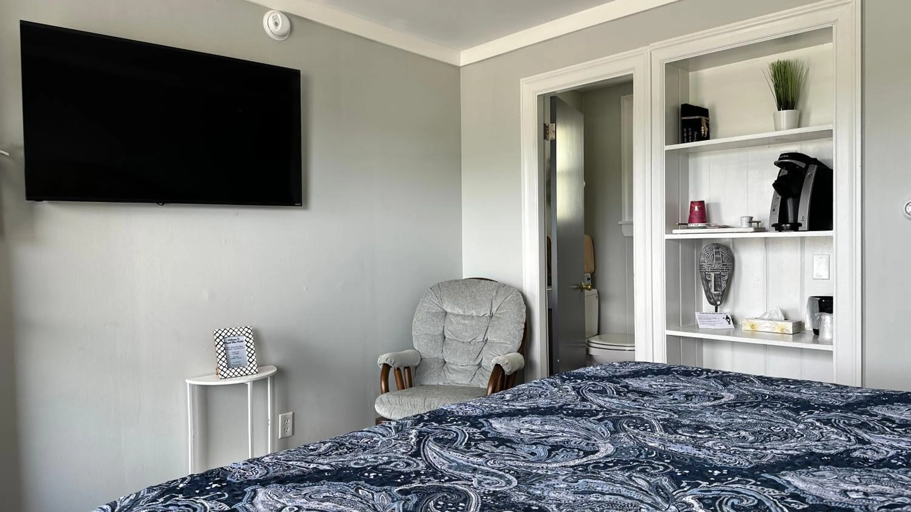 Bed in Mount Blue Motel