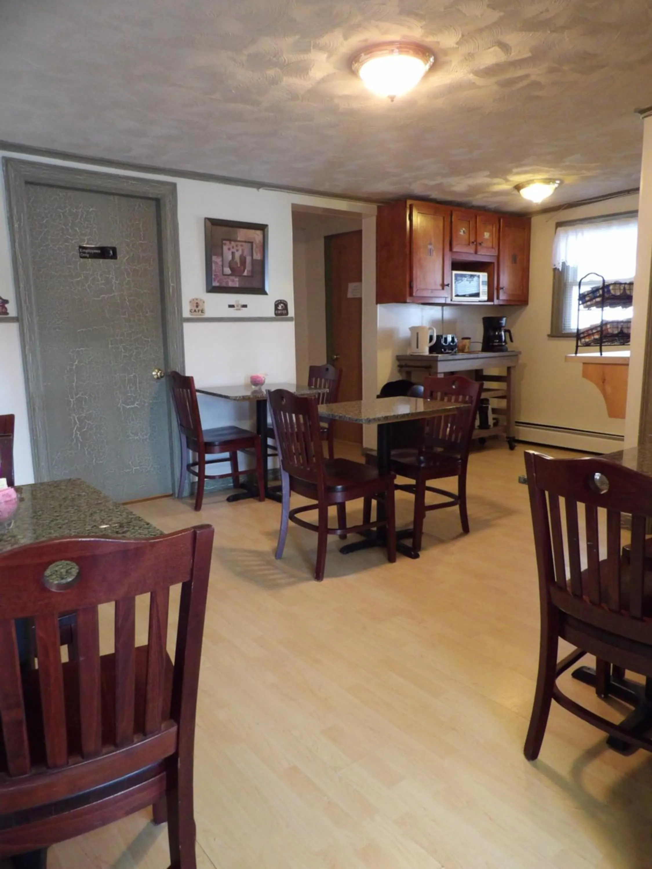 Dining area in Mount Blue Motel