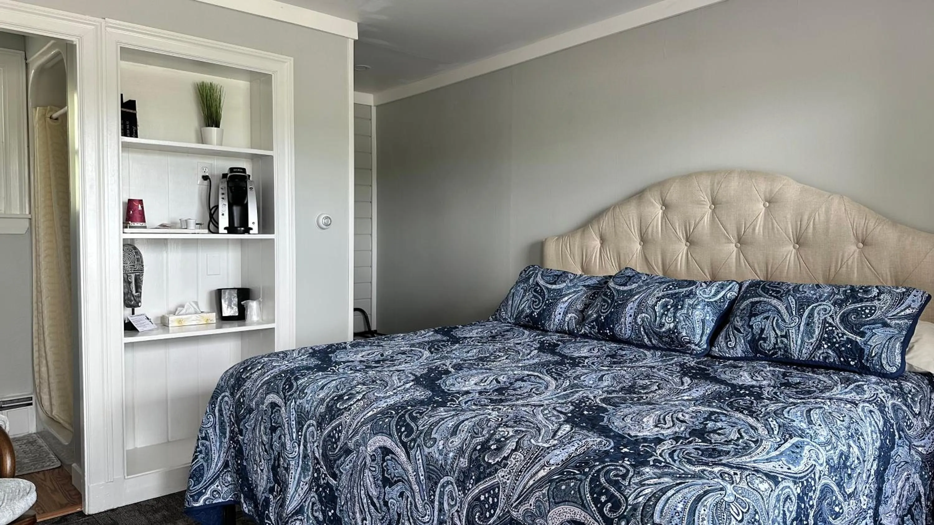 Bed in Mount Blue Motel