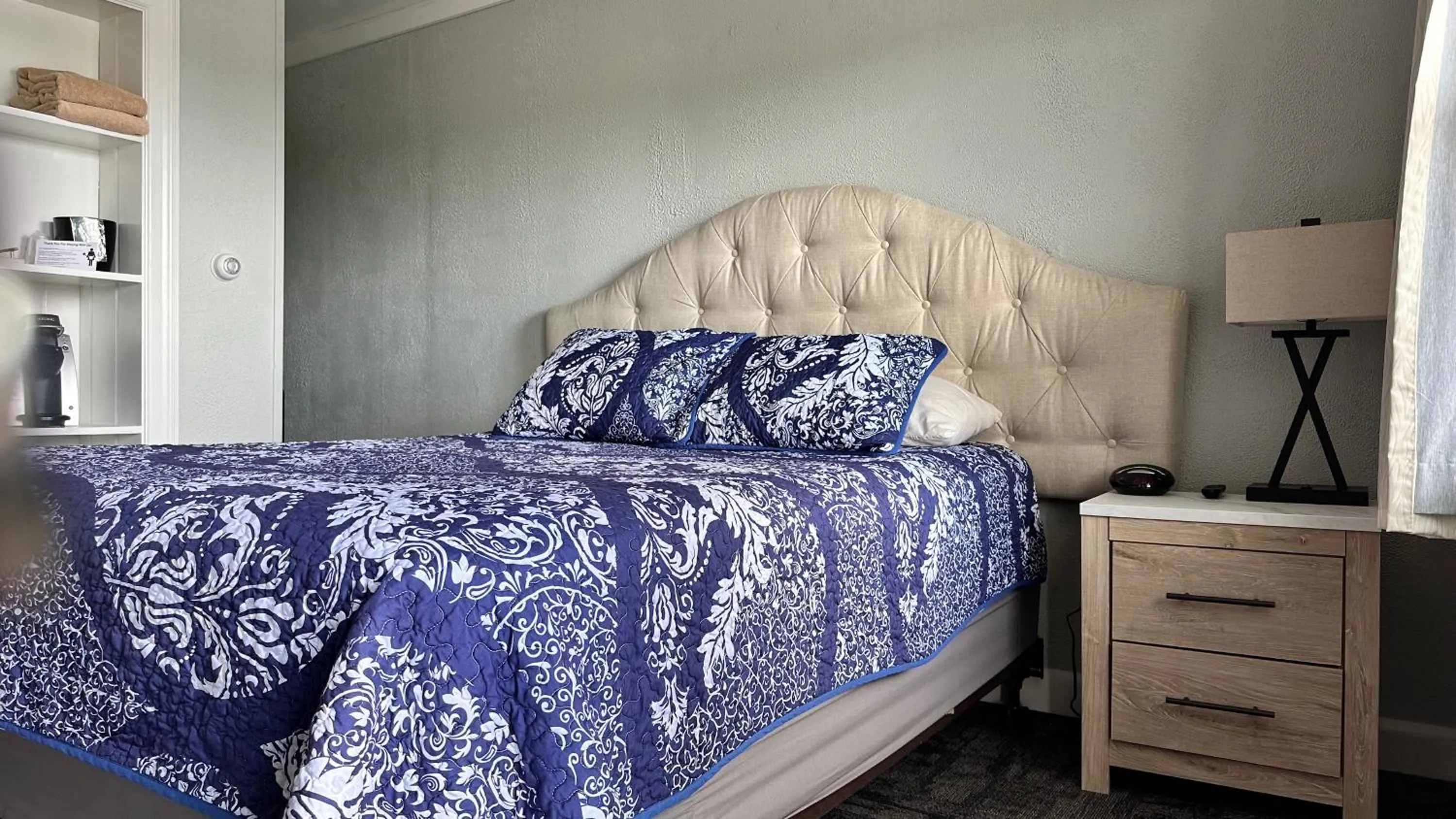 Bed in Mount Blue Motel