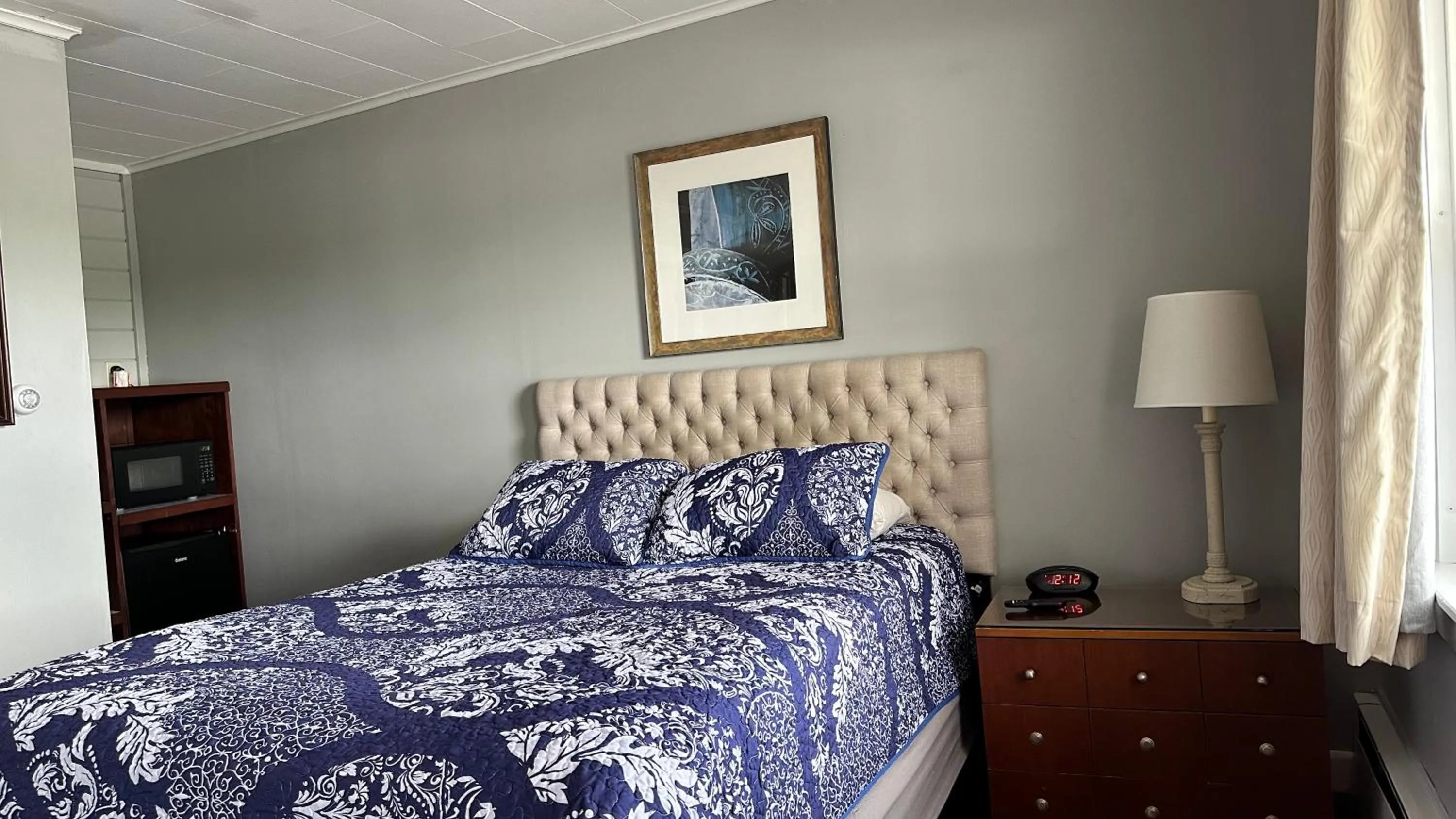 Bed in Mount Blue Motel