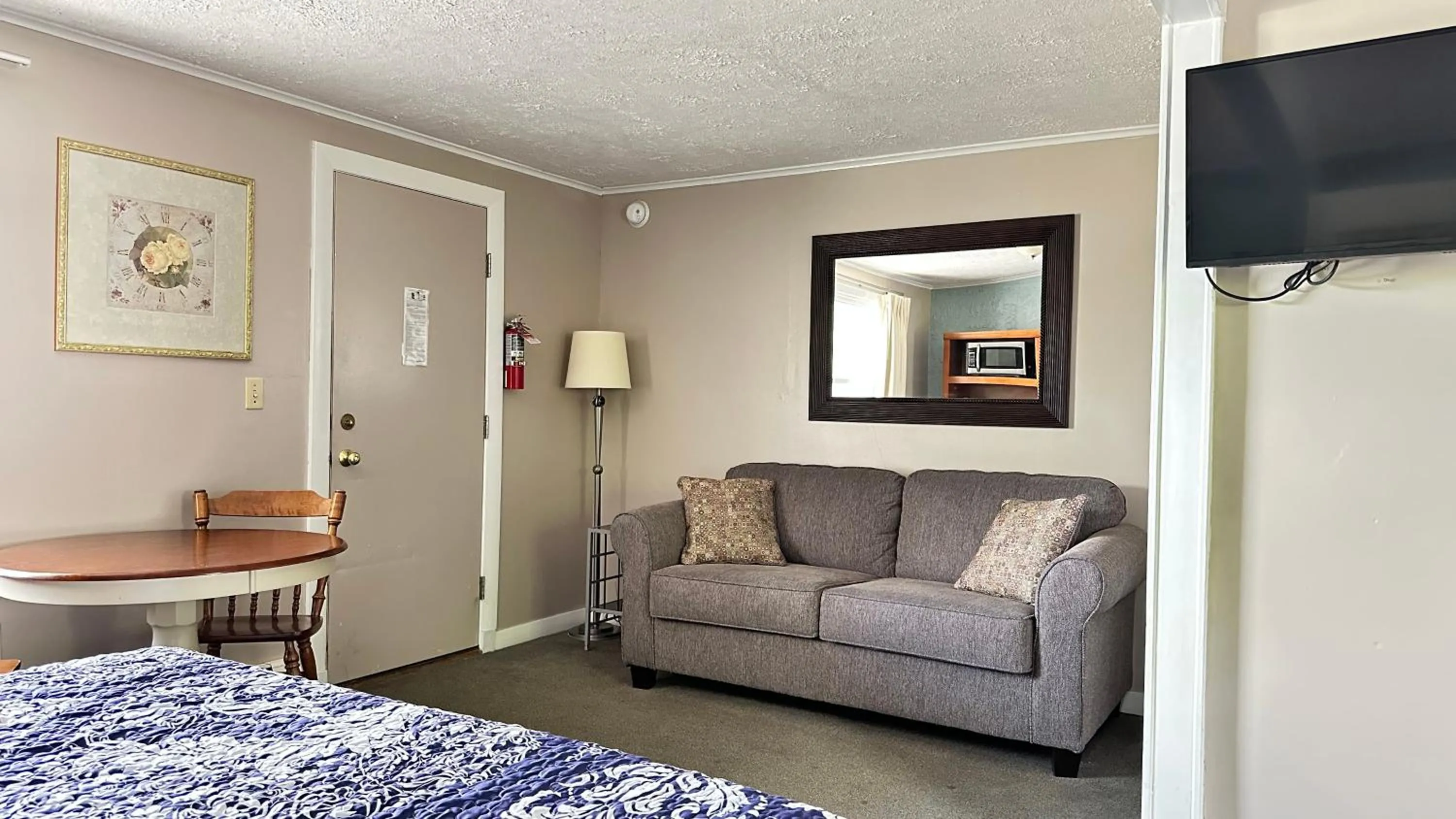 Bed in Mount Blue Motel