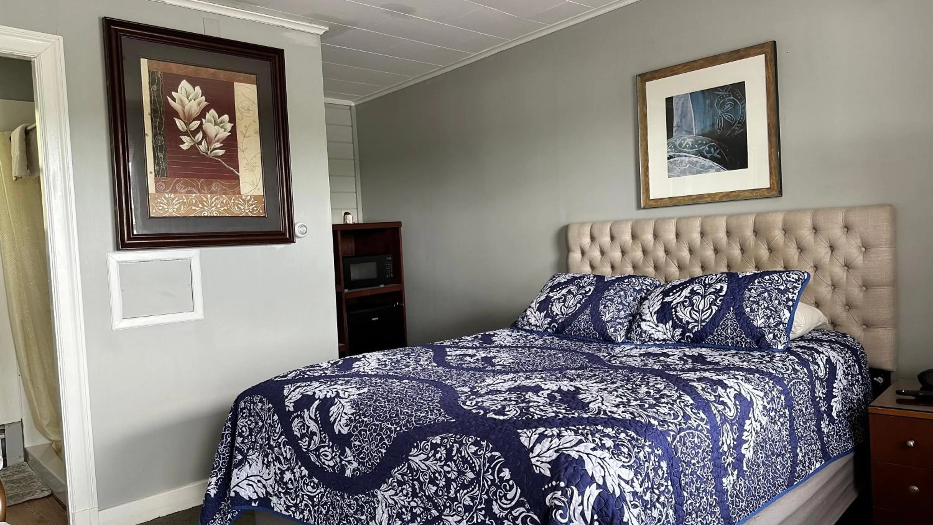 Bed in Mount Blue Motel