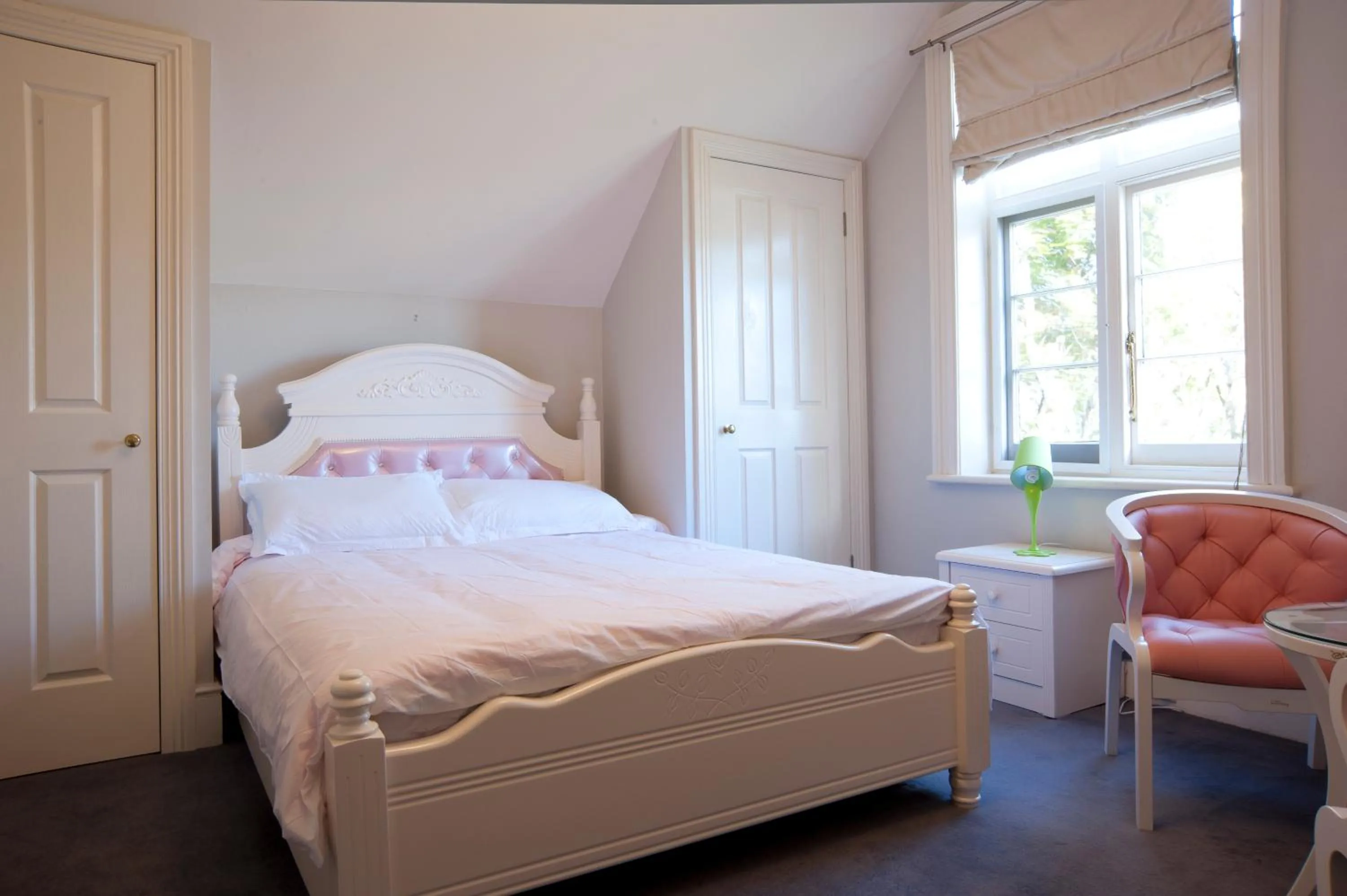 Day, Bed in Lowena Cafe and Accommodation