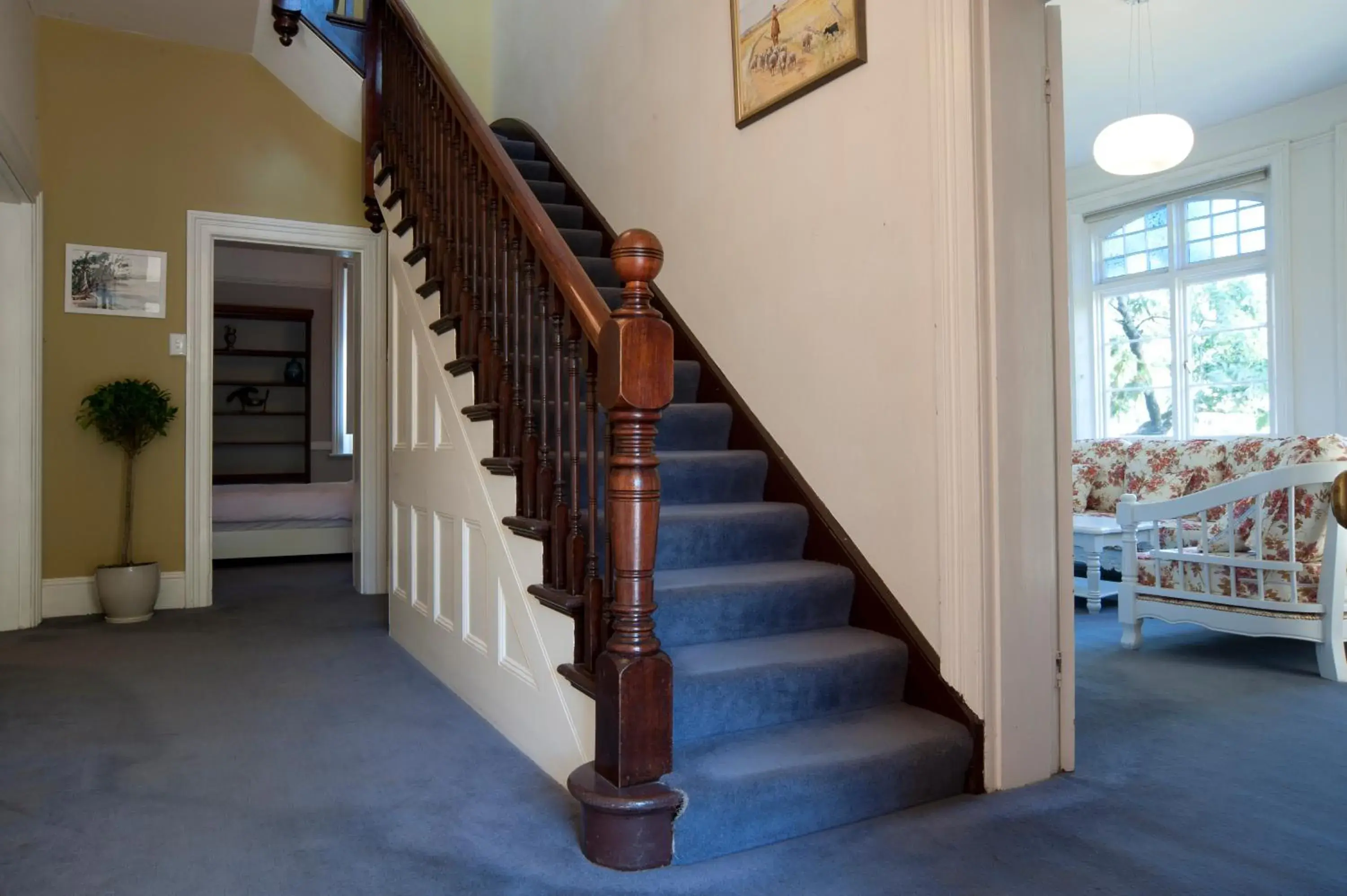 Queen Room with Shared Bathroom in Lowena Cafe and Accommodation Queen Room with Shared Bathroom in Lowena Cafe and Accommodation