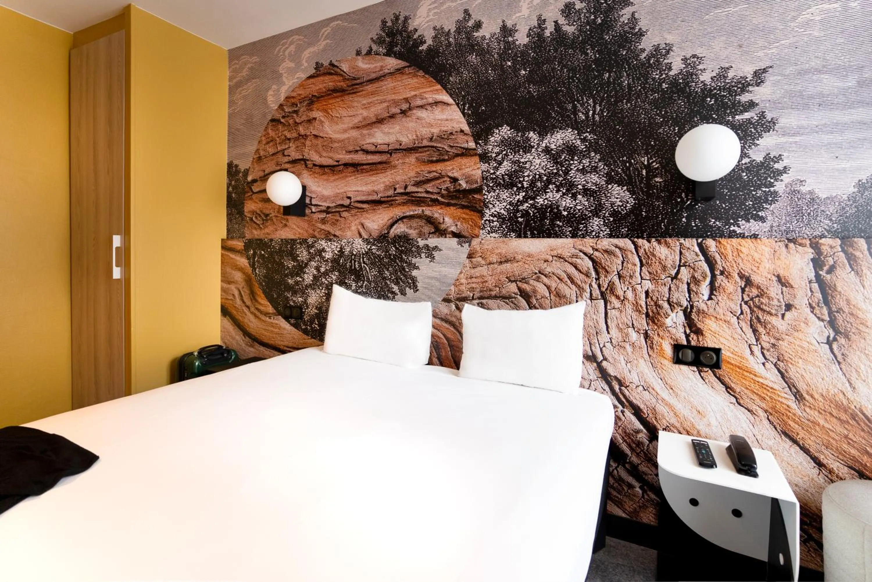 Photo of the whole room, Bed in ibis styles Paris Montmartre Batignolles