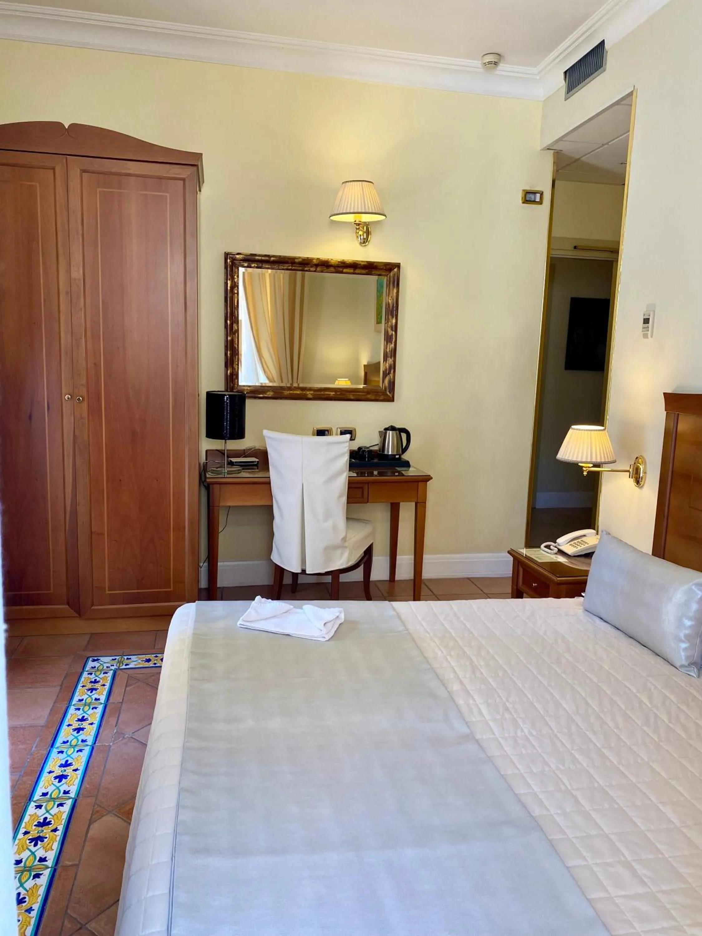 Bed in Hotel Akropolis - Museum Hotel