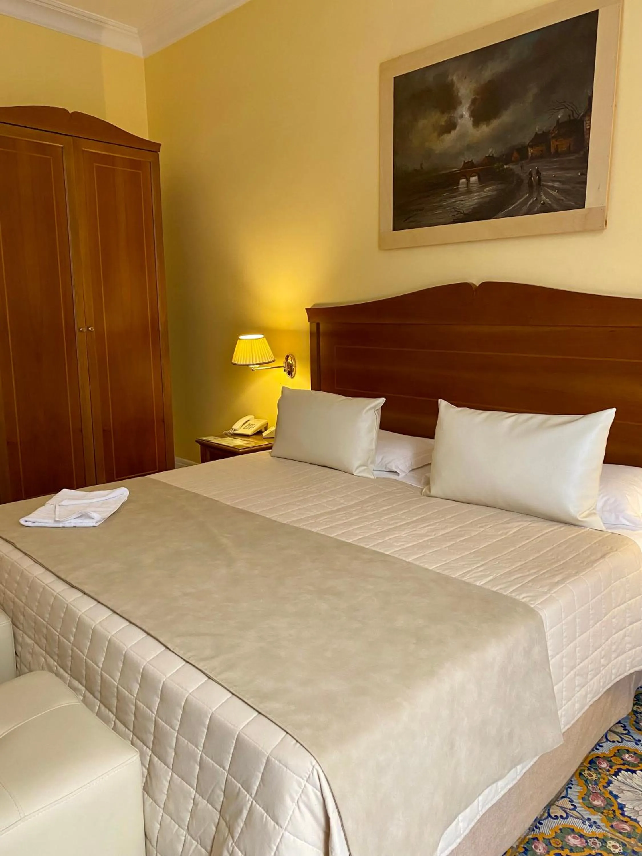 Bed in Hotel Akropolis - Museum Hotel