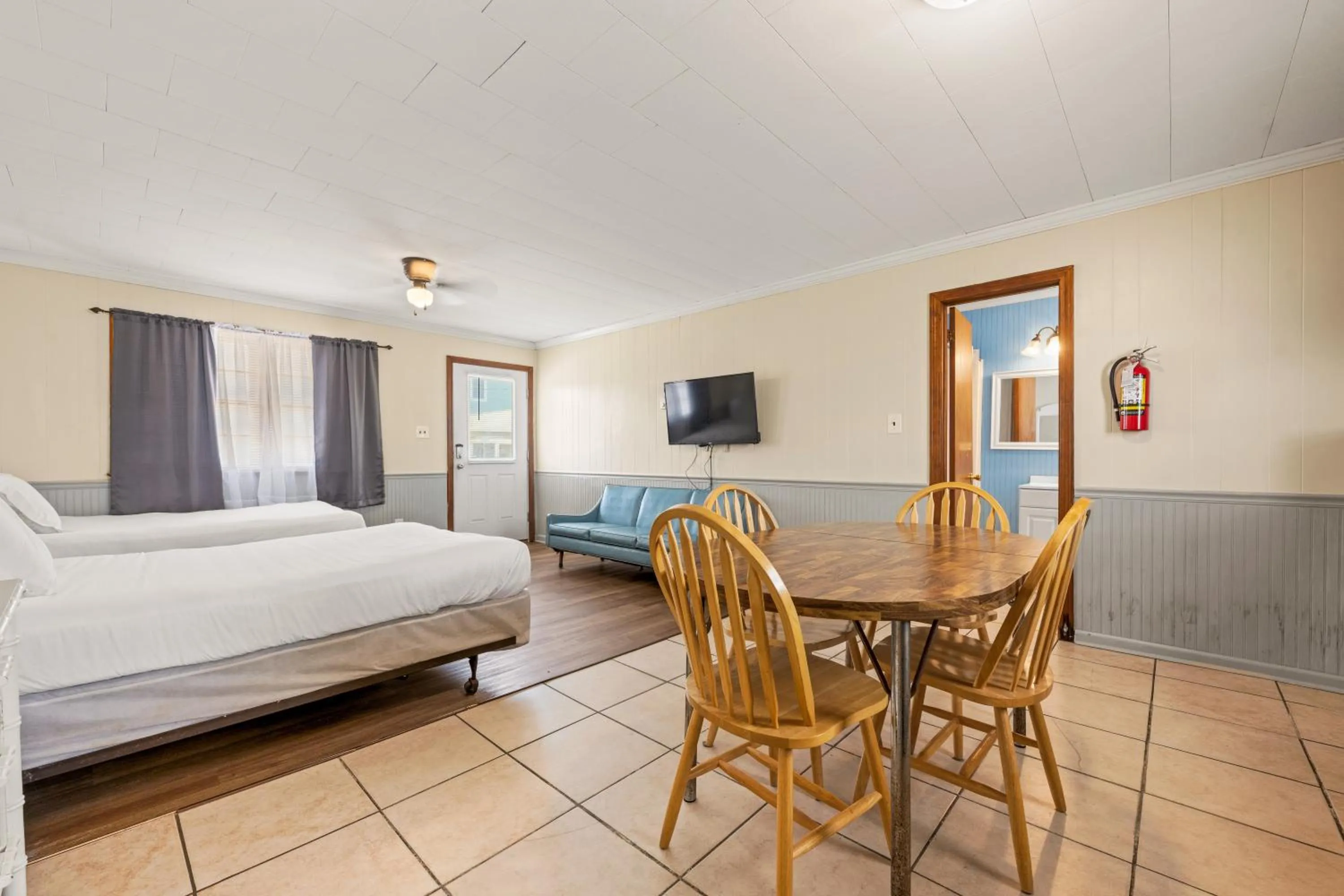 Dining area, Bed in Oceanside Court by KEES Vacations