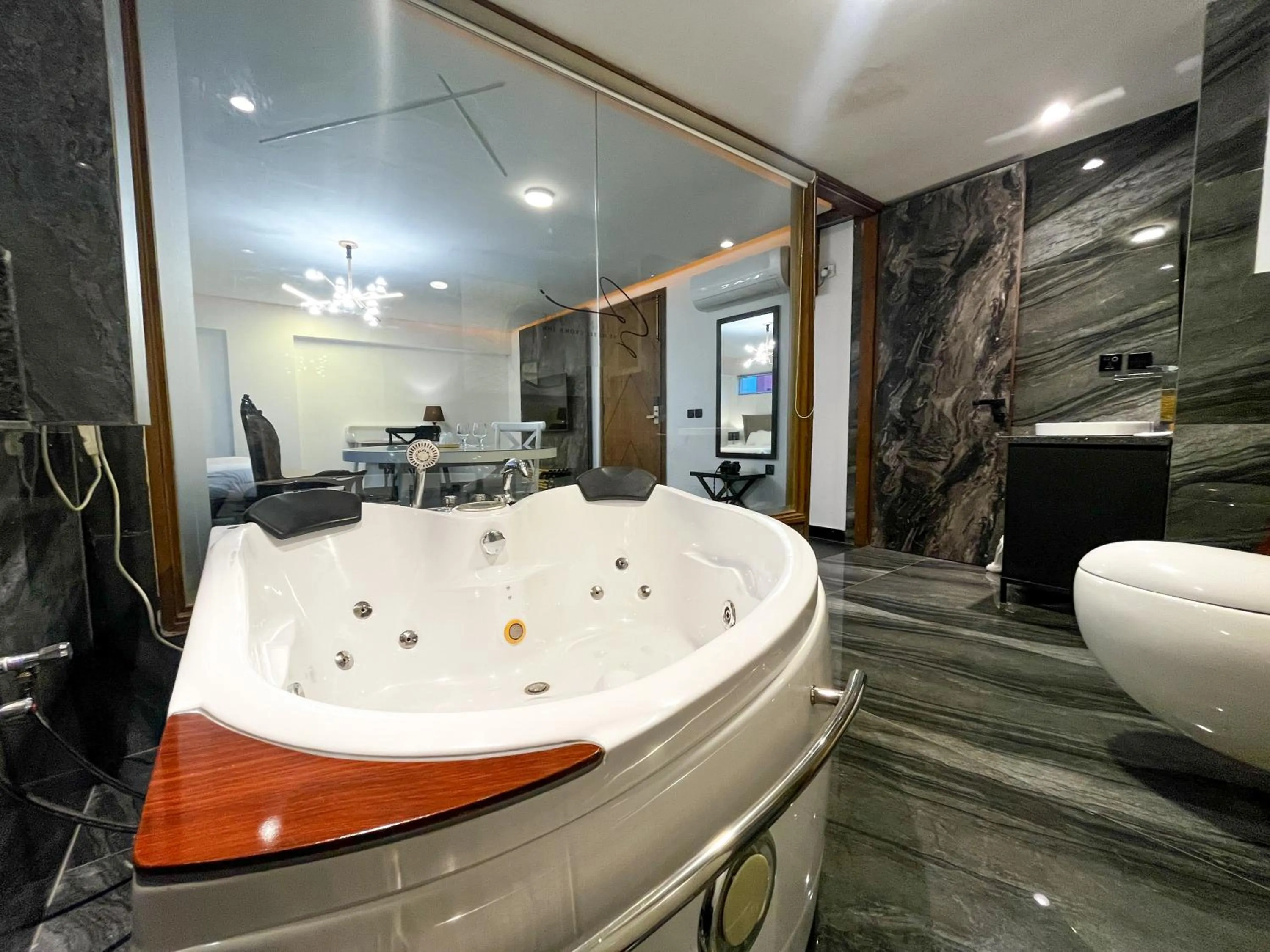 Hot Tub in Hotel Crown Inn