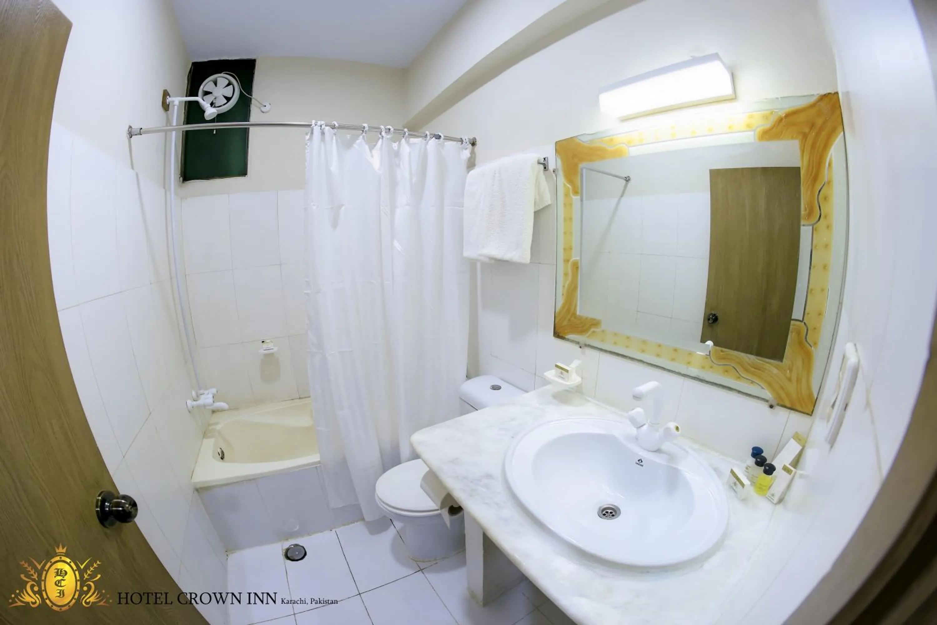 Shower in Hotel Crown Inn