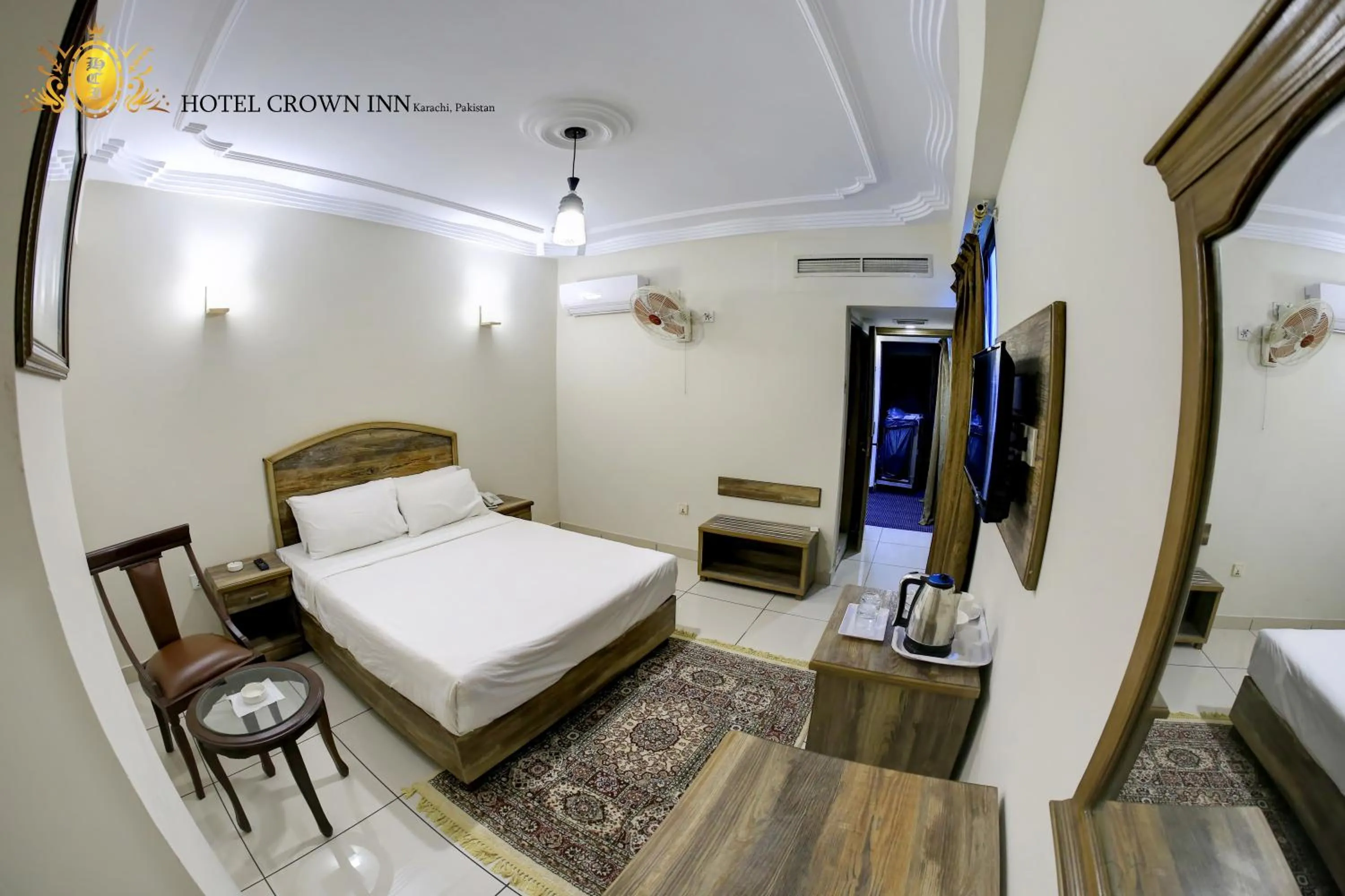 Toilet, Bed in Hotel Crown Inn