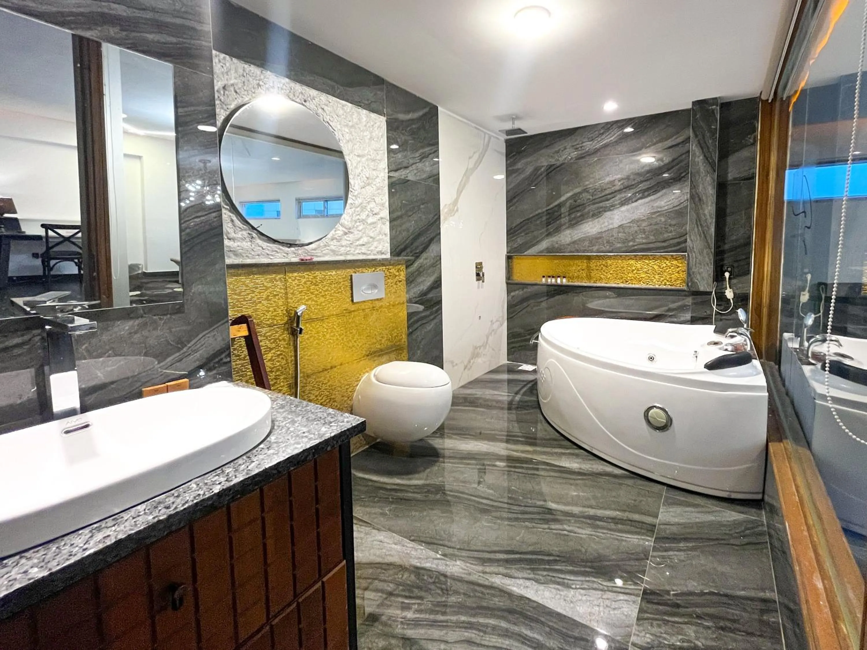 Shower in Hotel Crown Inn