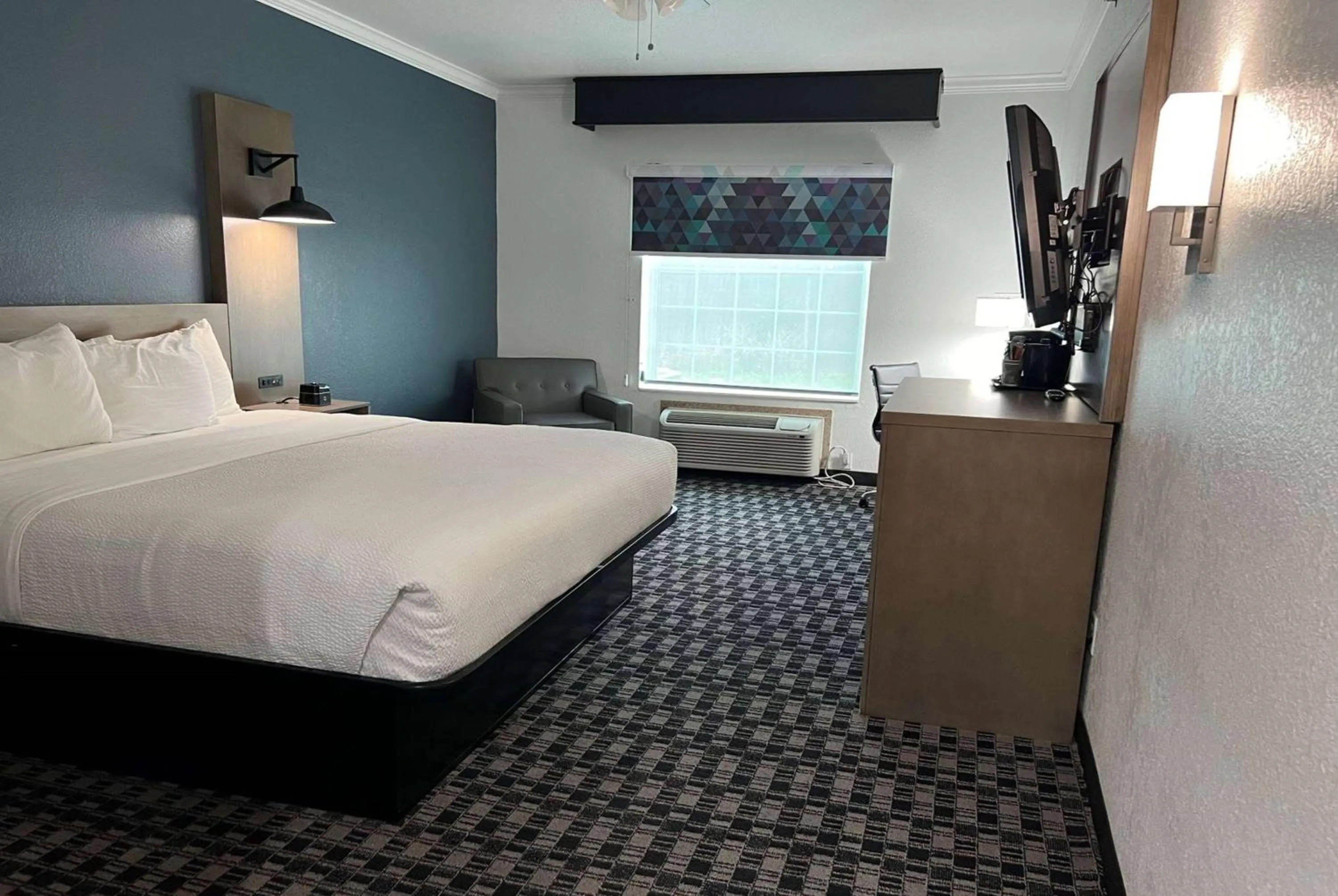 Photo of the whole room, Bed in La Quinta by Wyndham Dalhart