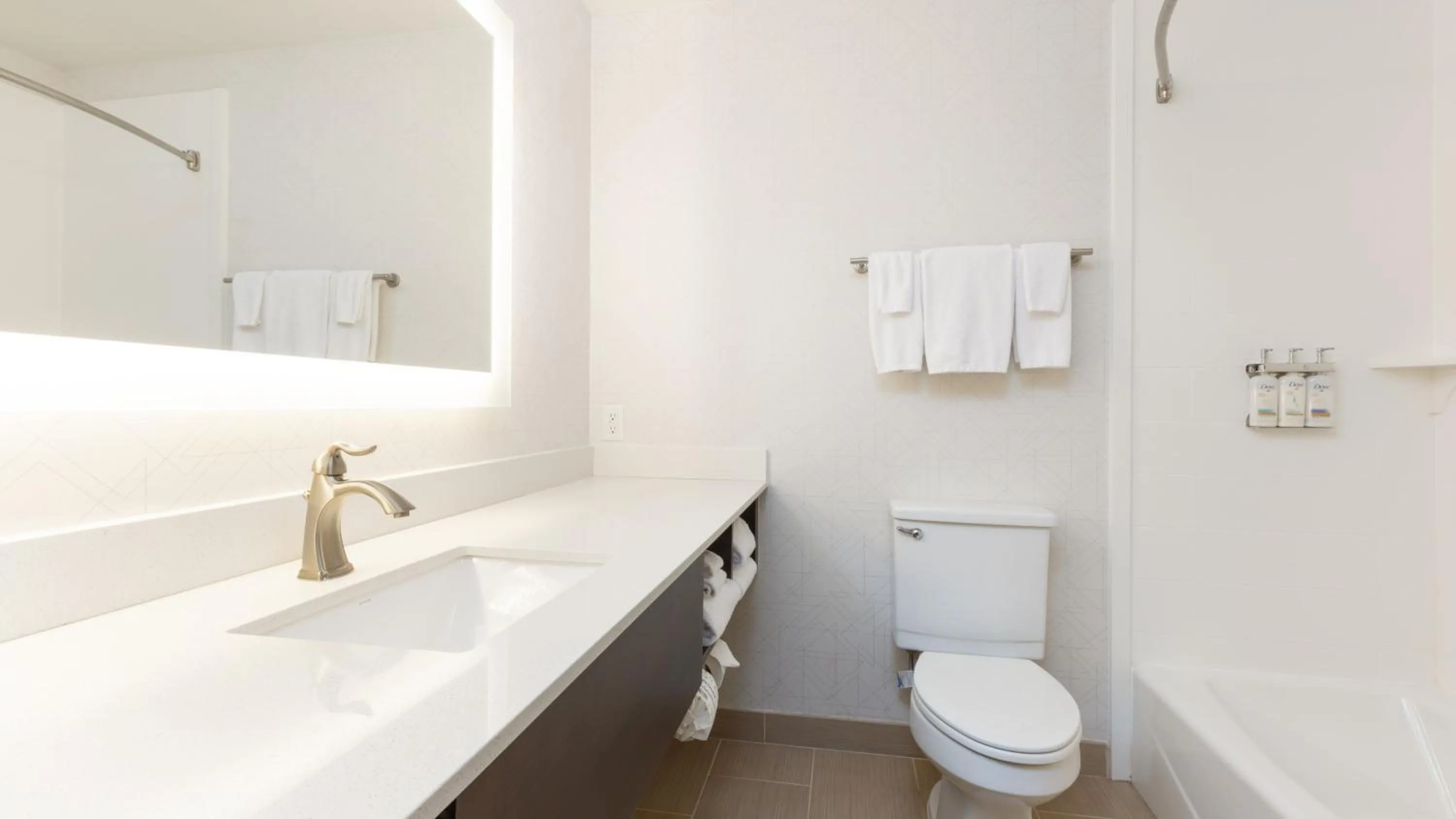 Photo of the whole room in Holiday Inn Express Hotel & Suites Pleasant Prairie-Kenosha by IHG