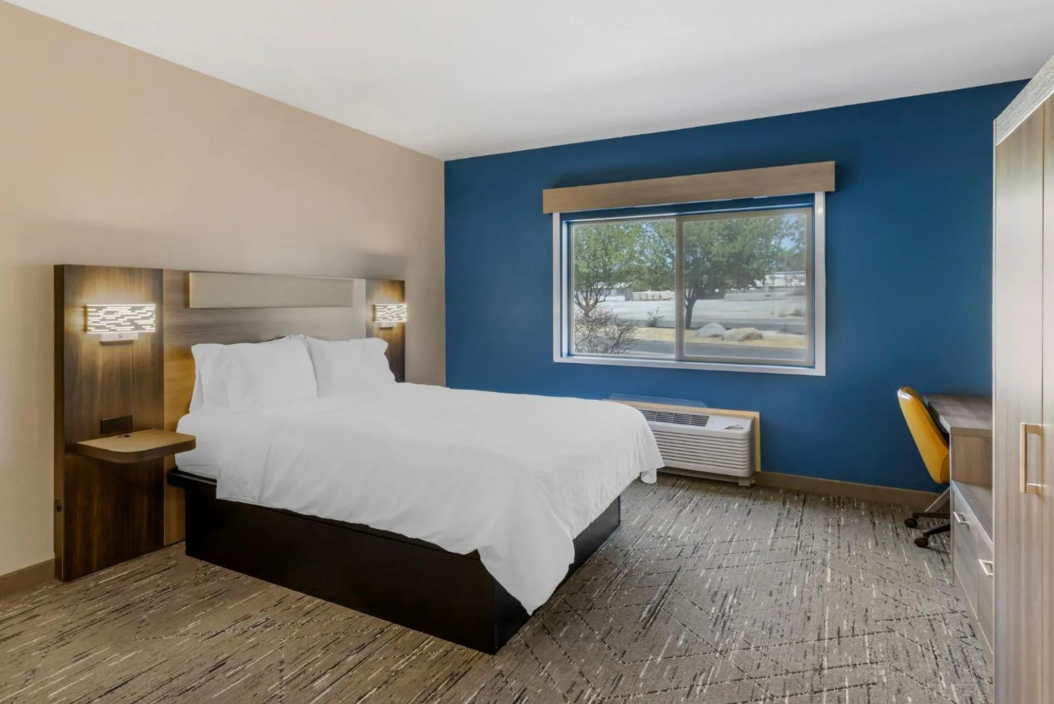 Photo of the whole room, Bed in Holiday Inn Express Fallon by IHG