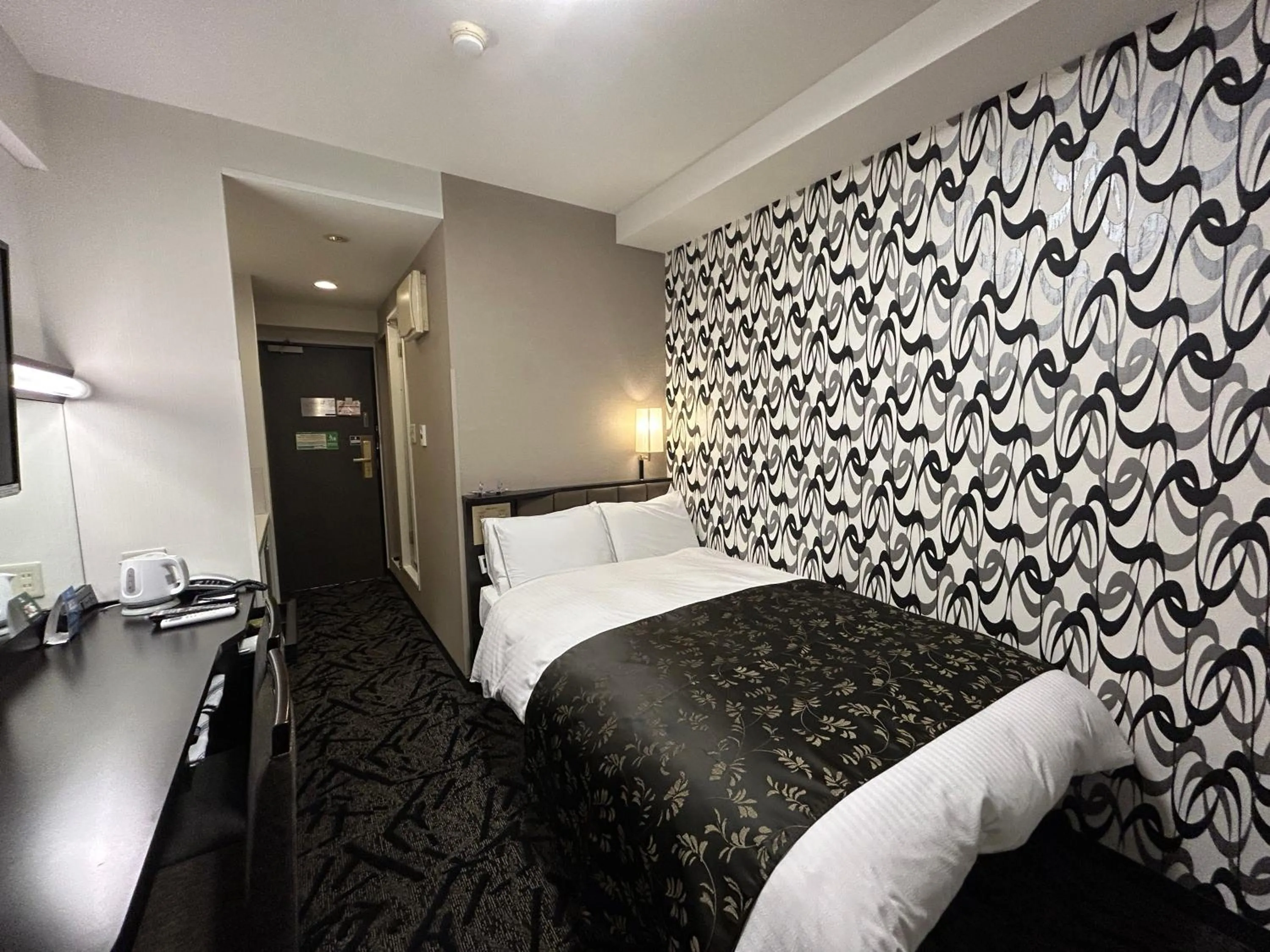 Photo of the whole room, Bed in APA Hotel Machidaeki-Higashi