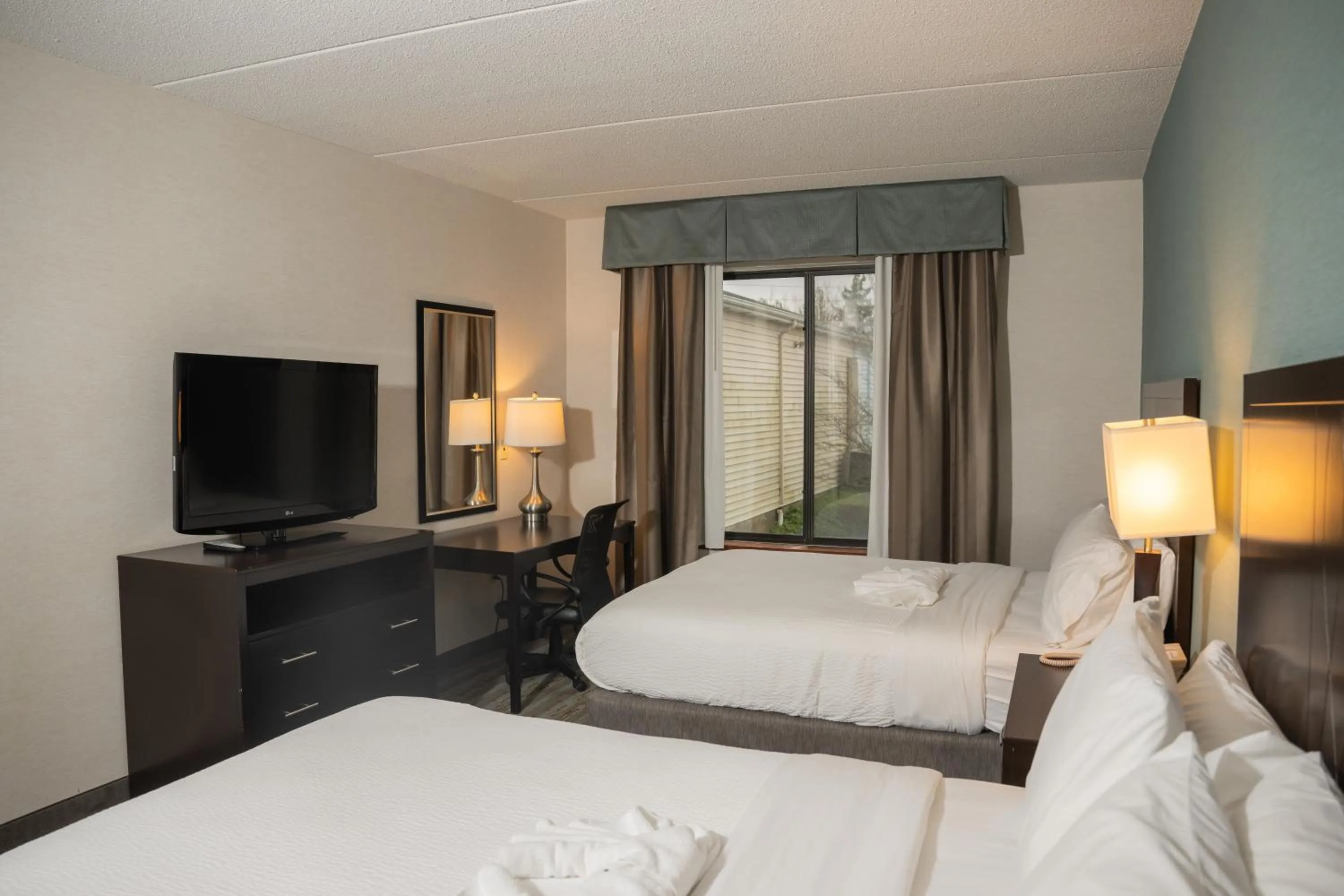 Toilet, Bed in Wyndham Garden Erie