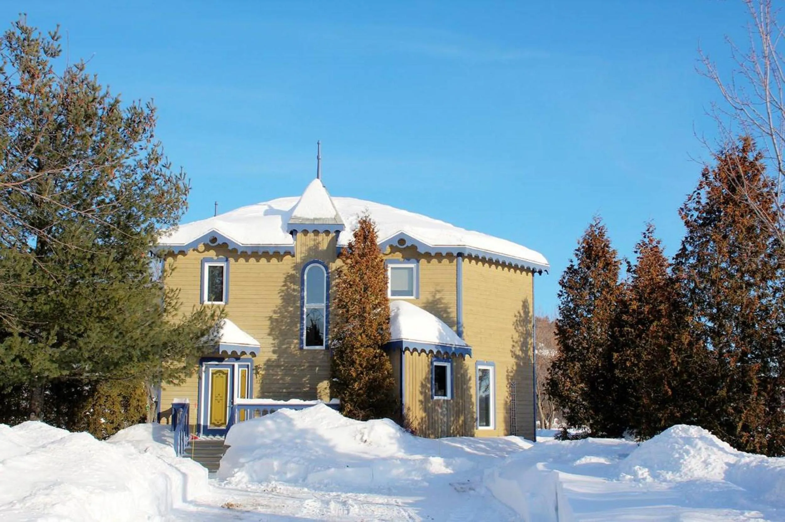 Facade/entrance in 227 - En bordure de la rivière du Gouffre - Les Immeubles Charlevoix