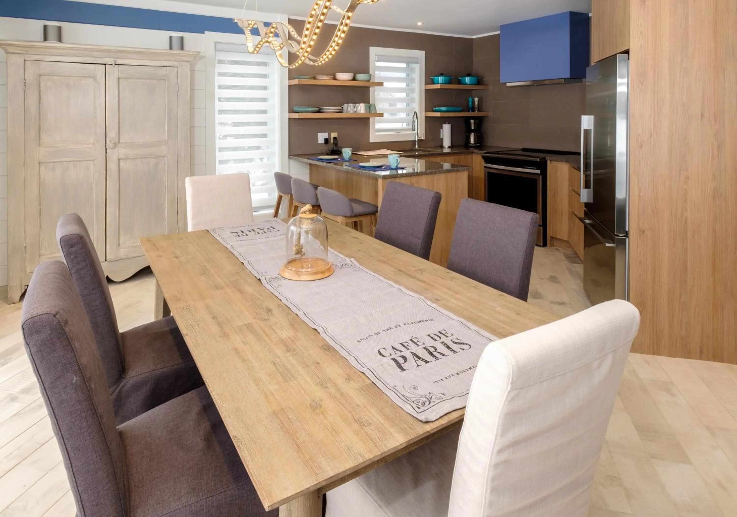 Dining area in 227 - En bordure de la rivière du Gouffre - Les Immeubles Charlevoix